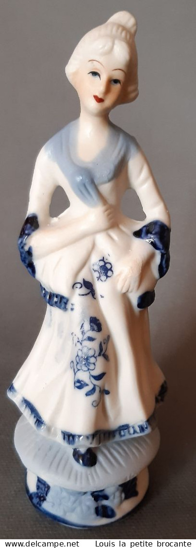 1 Figurine  En Porcelaine Non Vitrifiée Blanche Et Bleue Style Victorien. Personnage Femme.  Hauteur 15cm - Otros & Sin Clasificación