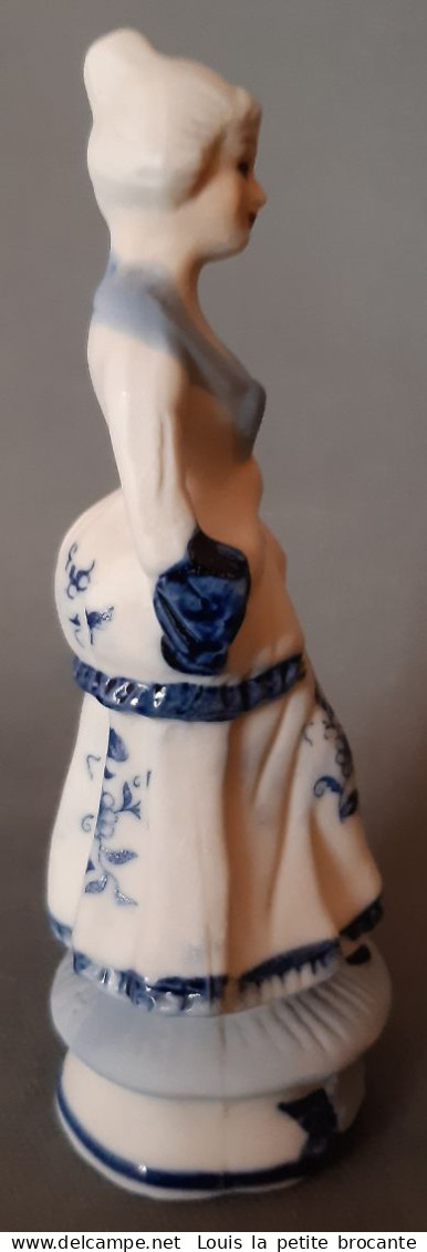 1 Figurine  En Porcelaine Non Vitrifiée Blanche Et Bleue Style Victorien. Personnage Femme.  Hauteur 15cm - Autres & Non Classés