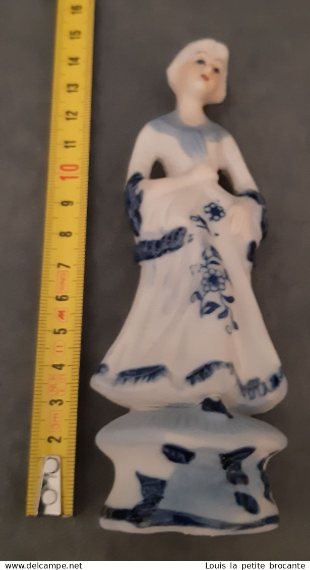 1 Figurine  En Porcelaine Non Vitrifiée Blanche Et Bleue Style Victorien. Personnage Femme.  Hauteur 15cm - Andere & Zonder Classificatie