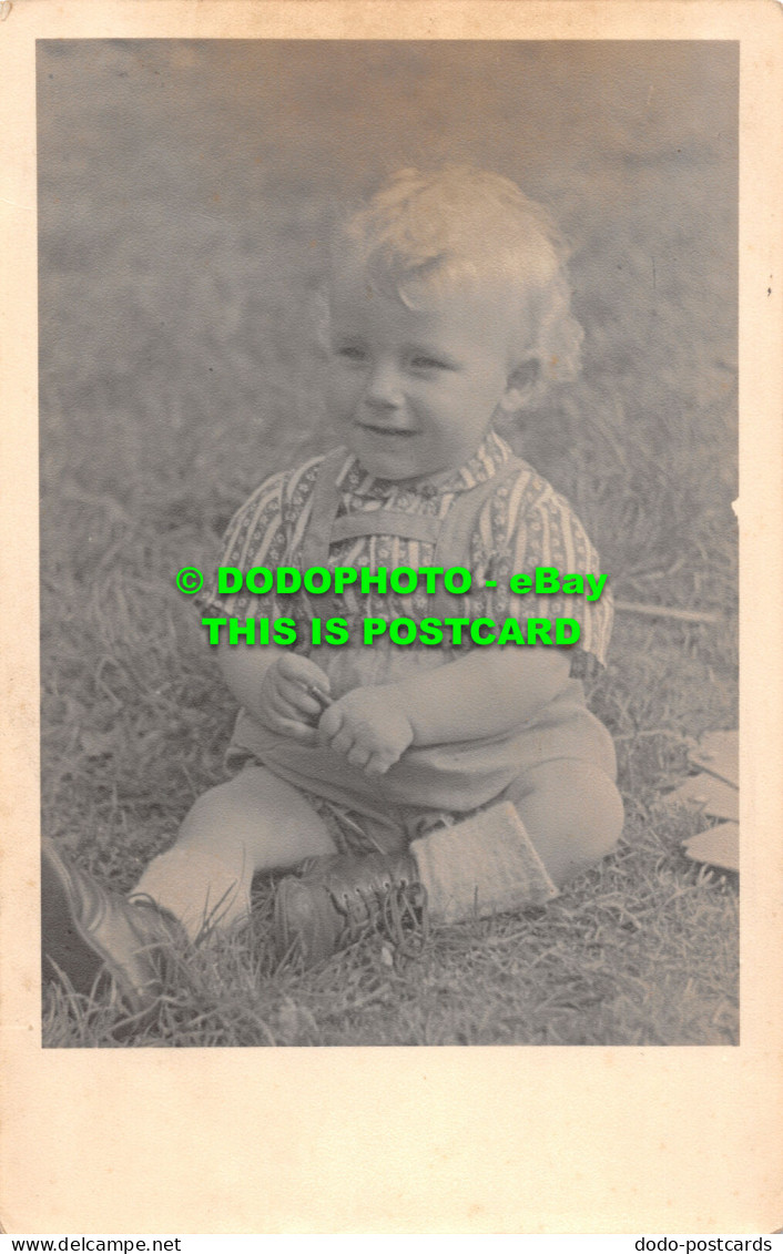 R528659 Baby In Light Colour Clothes Sitting In Grass - Wereld