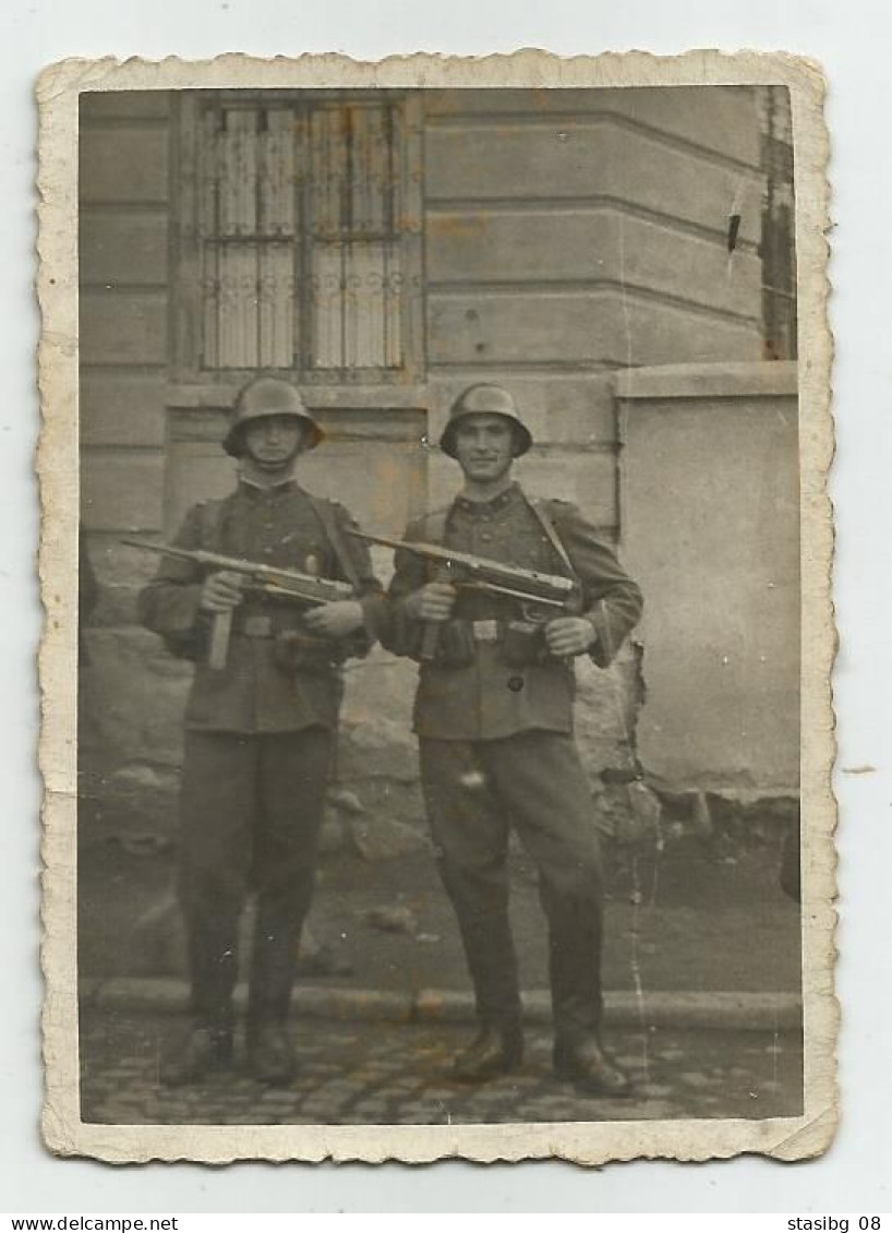 Soldiers With Helmets For Foto  Jh57-39 - Personas Anónimos