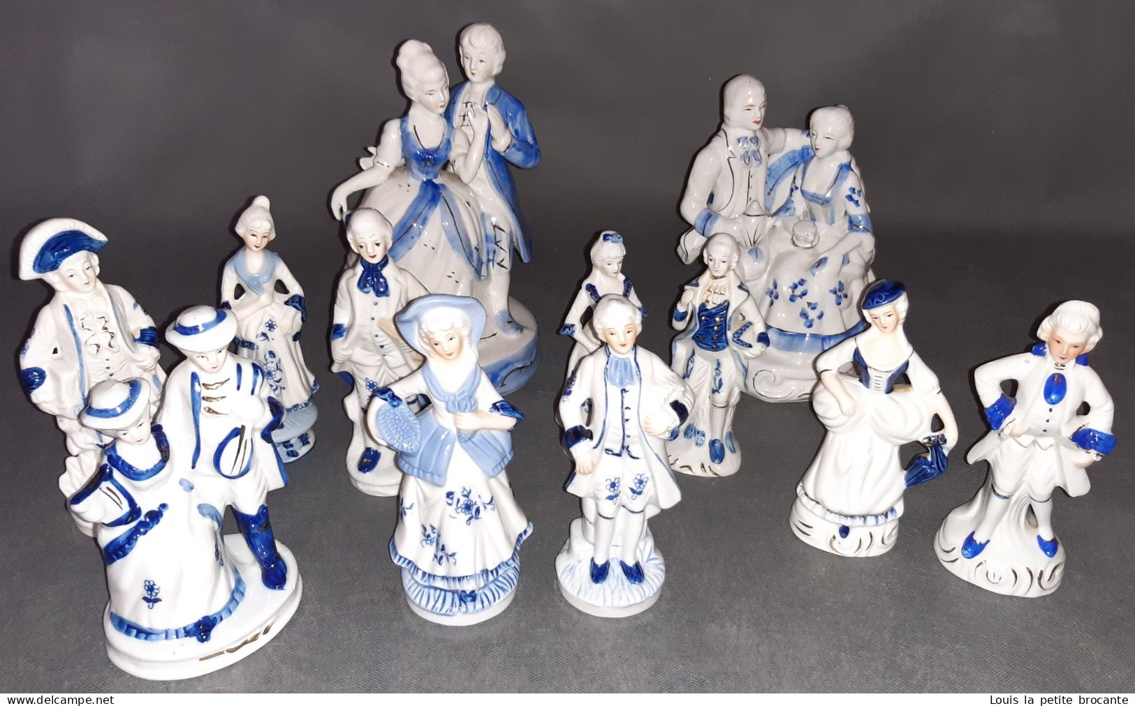 Lot De 12 Figurines En Porcelaine Vitrifiée Et Une Non Vitrifiée, Style Victorien, Blanche Et Bleue - Autres & Non Classés