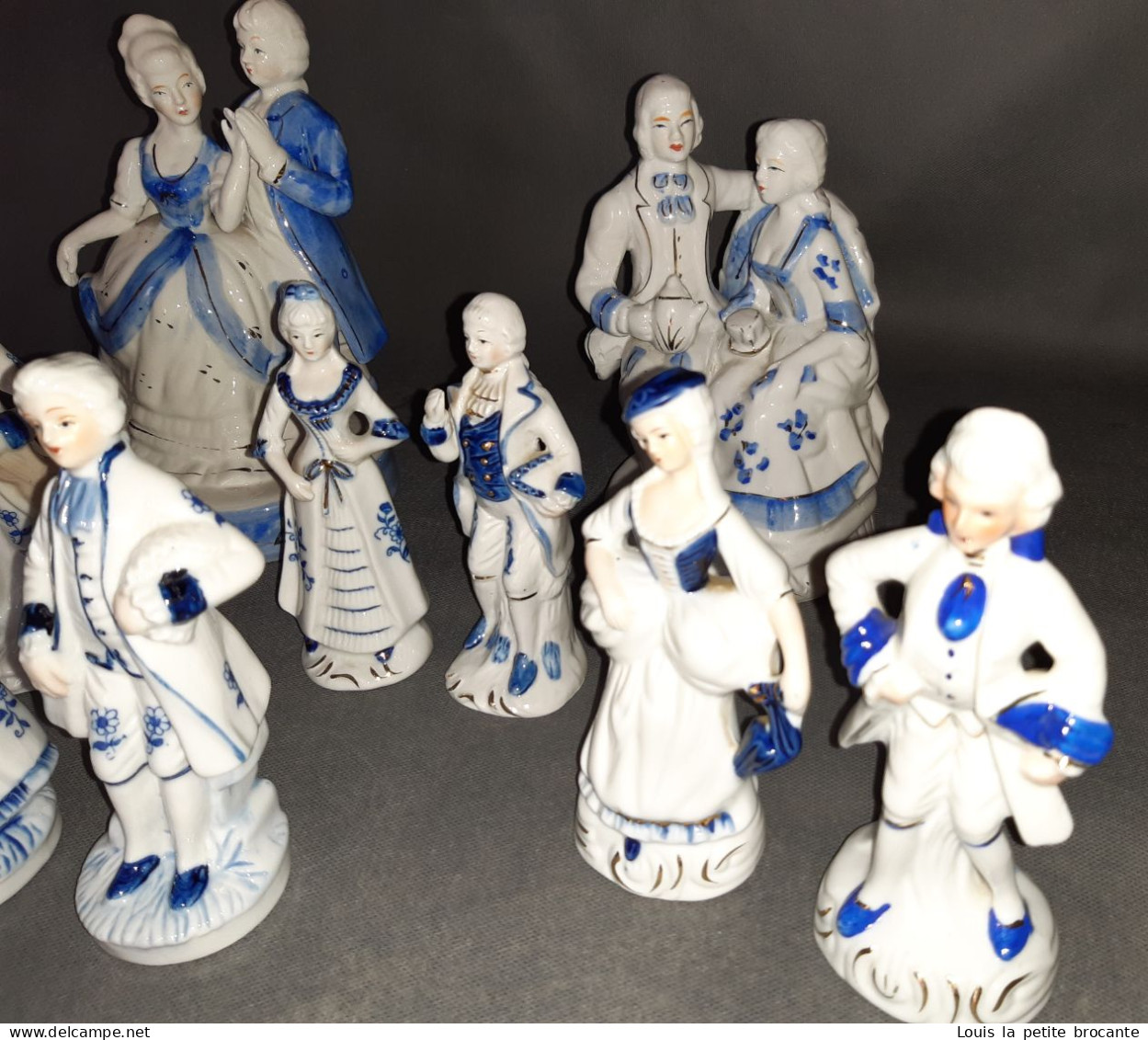 Lot De 12 Figurines En Porcelaine Vitrifiée Et Une Non Vitrifiée, Style Victorien, Blanche Et Bleue - Andere & Zonder Classificatie