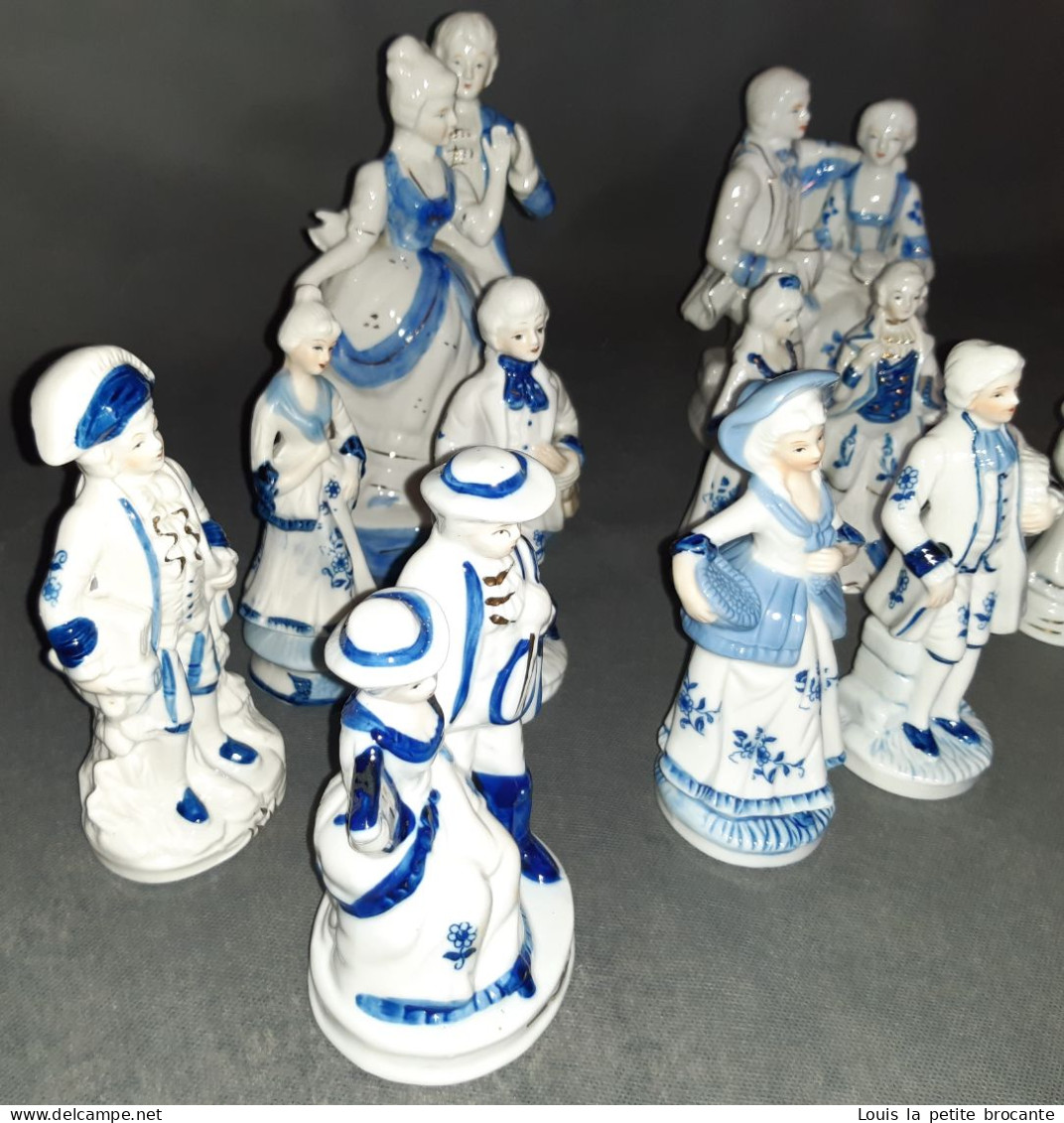 Lot De 12 Figurines En Porcelaine Vitrifiée Et Une Non Vitrifiée, Style Victorien, Blanche Et Bleue - Andere & Zonder Classificatie