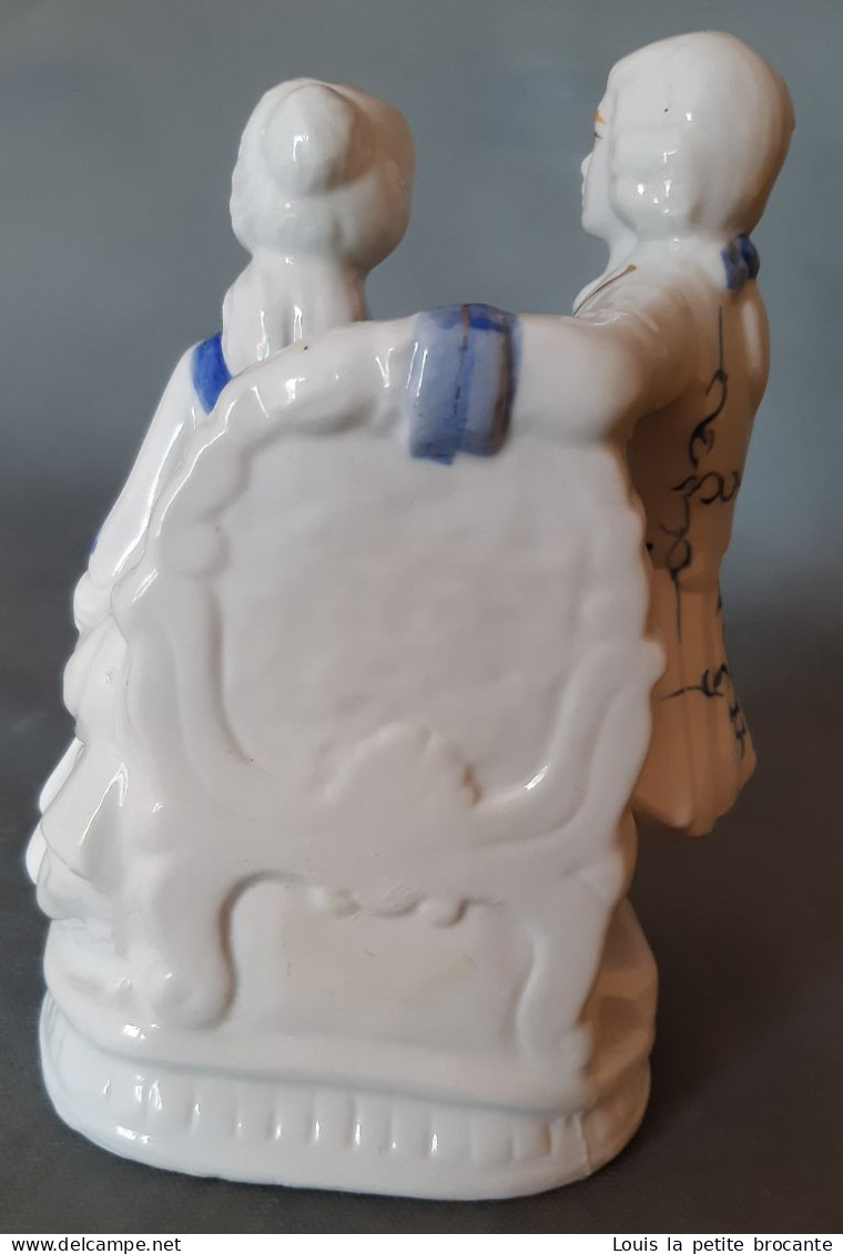 Lot de 12 figurines en porcelaine vitrifiée et une non vitrifiée, style Victorien, blanche et bleue