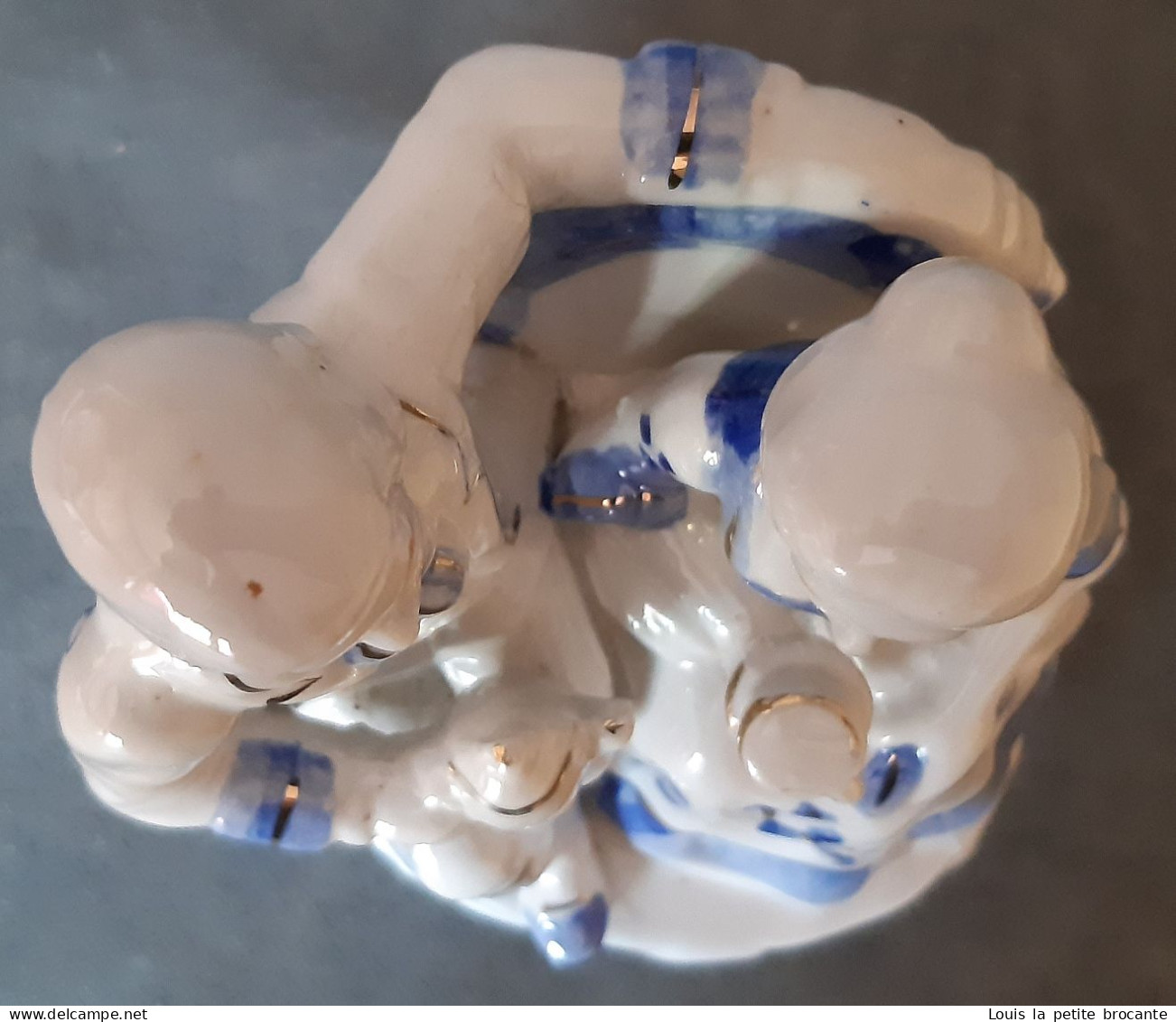 Lot de 12 figurines en porcelaine vitrifiée et une non vitrifiée, style Victorien, blanche et bleue