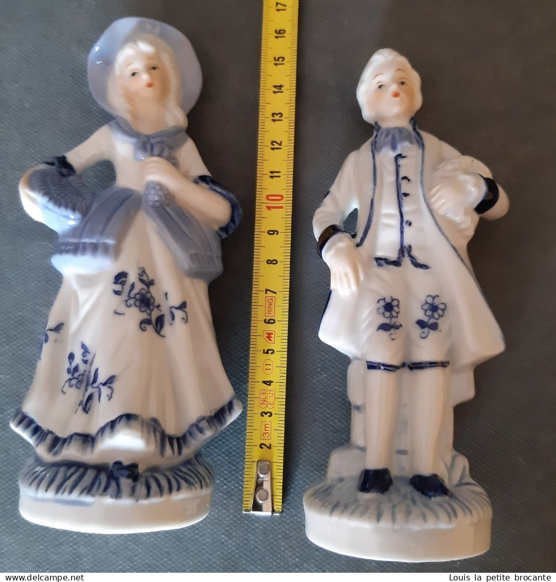 Lot de 12 figurines en porcelaine vitrifiée et une non vitrifiée, style Victorien, blanche et bleue