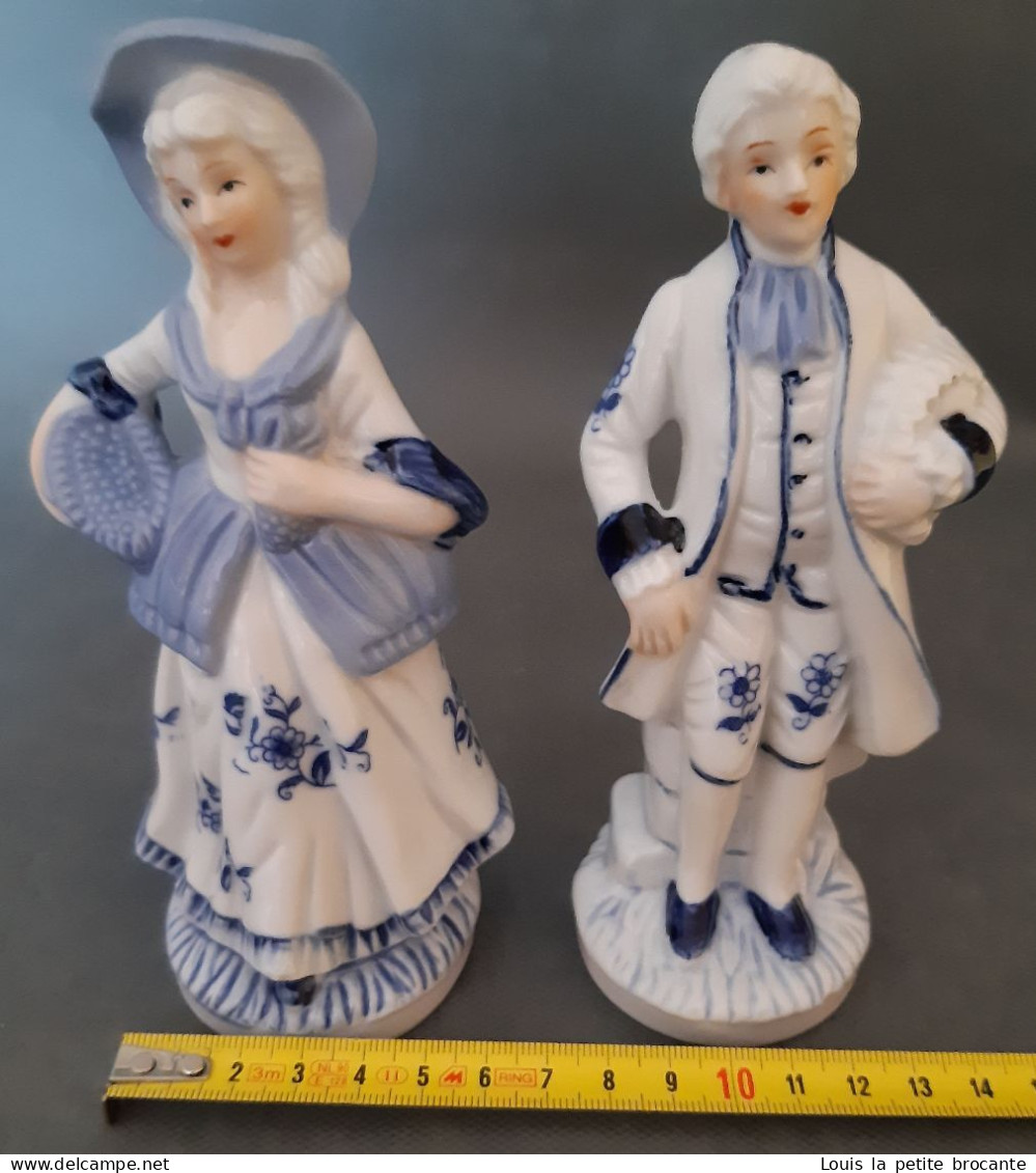 Lot de 12 figurines en porcelaine vitrifiée et une non vitrifiée, style Victorien, blanche et bleue