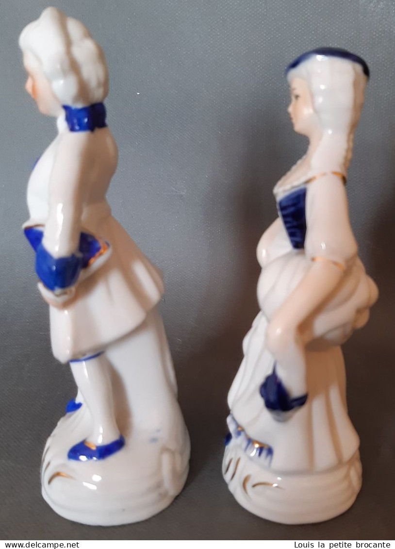 Lot de 12 figurines en porcelaine vitrifiée et une non vitrifiée, style Victorien, blanche et bleue