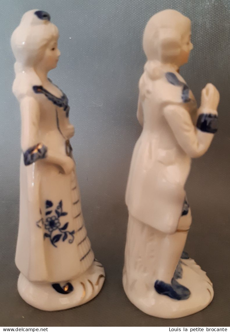 Lot de 12 figurines en porcelaine vitrifiée et une non vitrifiée, style Victorien, blanche et bleue