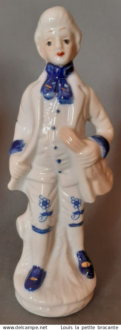 Lot de 12 figurines en porcelaine vitrifiée et une non vitrifiée, style Victorien, blanche et bleue