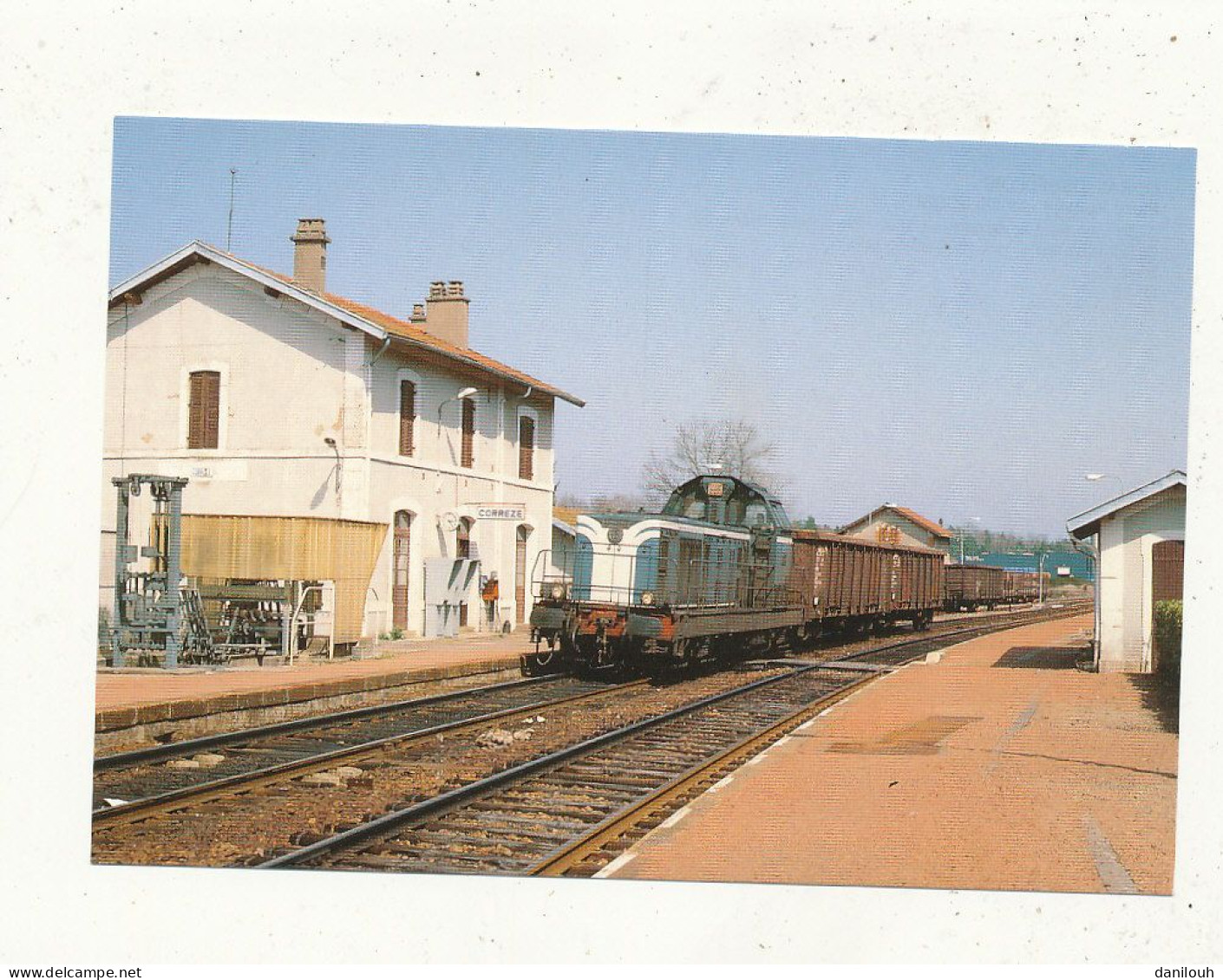 19 // USSEL Un Train De Marchandises Tracé Par La BB 66122 TRAVERSE LA GARE DE CORREZE / Cpsm Grand Format - Autres & Non Classés