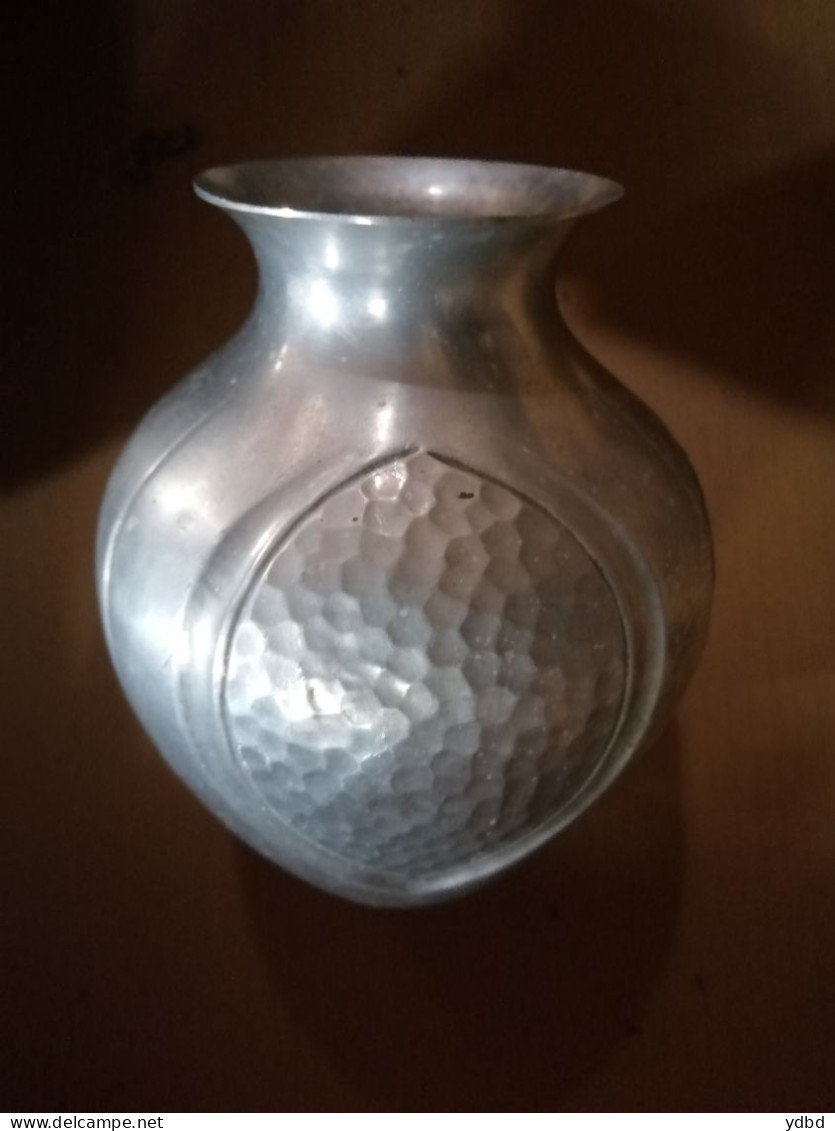 UN VASE EN ALUMINIUM  Signé L ROZAY - Art Nouveau / Art Déco