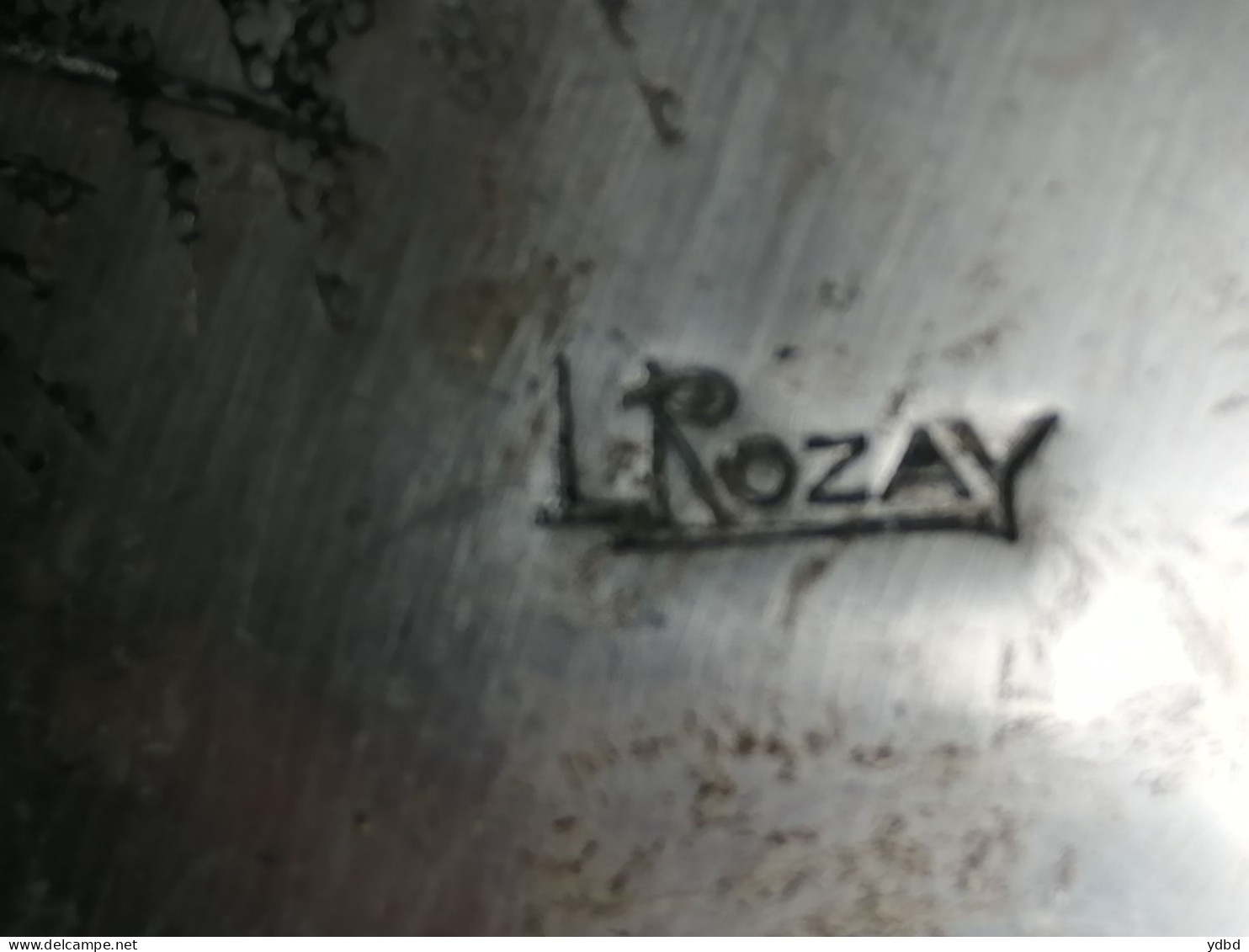 UN VASE EN ALUMINIUM  signé L ROZAY