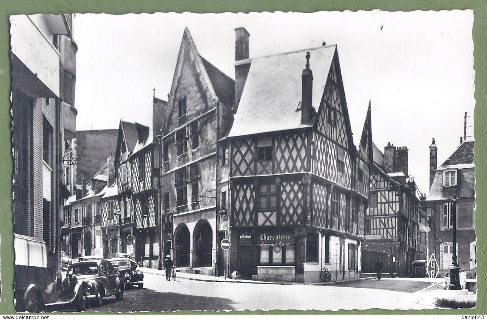 CPA - CHER - BOURGES - HÔTEL PELLEVOISIN - BELLES MAISONS A PANS DE BOIS - Automobiles - Bourges