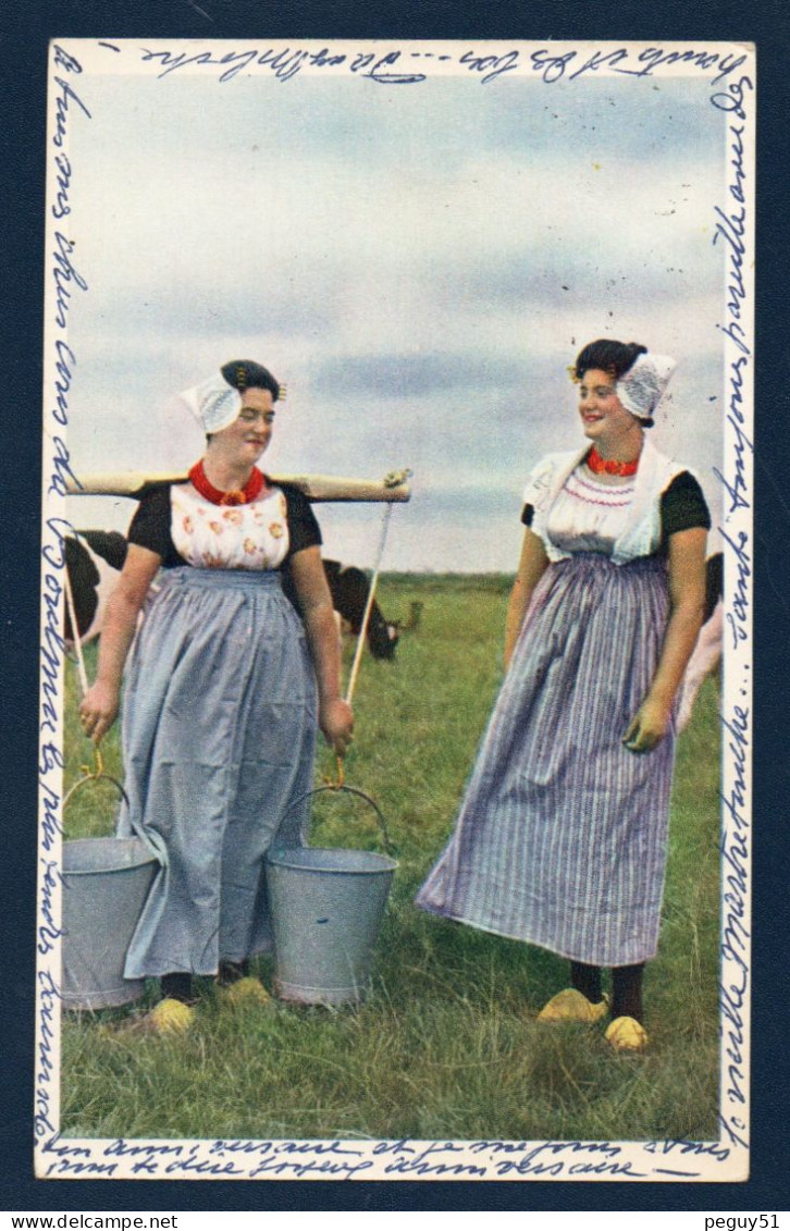 Zeeland. Walcheren. Jeunes Paysannes En Costumes Traditionnels Avec Leurs Vaches. 1950 - Autres & Non Classés