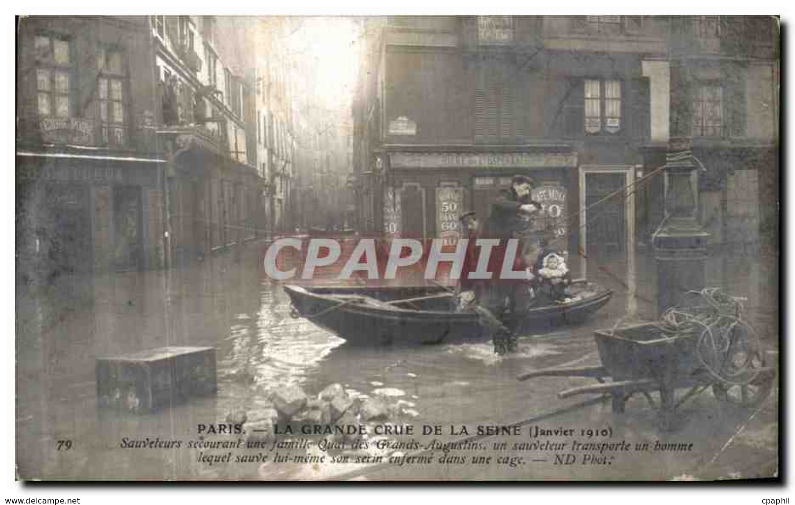 CPA Paris La Grande Crue De La Seine Sauveteurs Secourant Une Famille Quai Des Grands Augustins  - Paris Flood, 1910