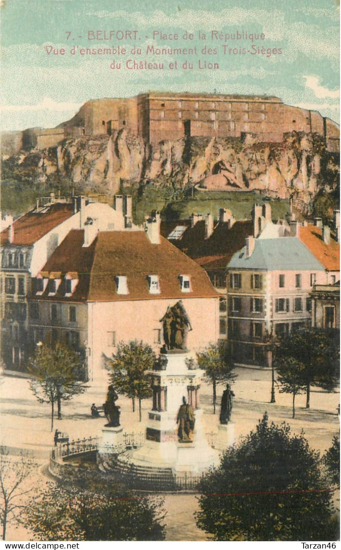 27.04.2024 - B - 7. BELFORT Place De La République Vue D'ensemble Du Monument Des Trois Sièges Du Château Et Du Lion - Belfort - Ciudad