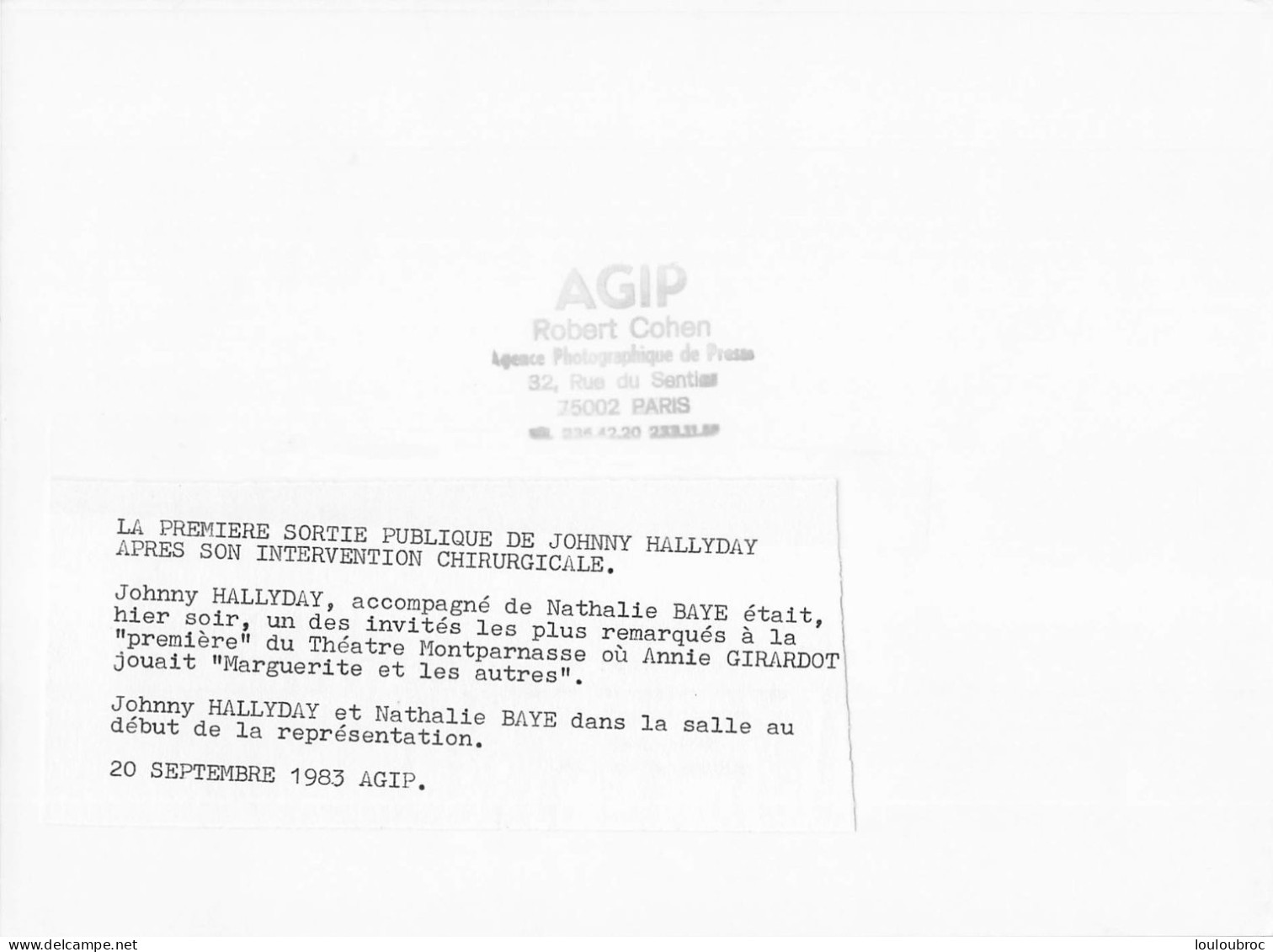 JOHNNY HALLYDAY 1983 APRES SON OPERATION DE LA HANCHE AVEC NATHALIE BAYE THEATRE MONTPARNASSE  PHOTO DE PRESSE  24X18CM - Célébrités