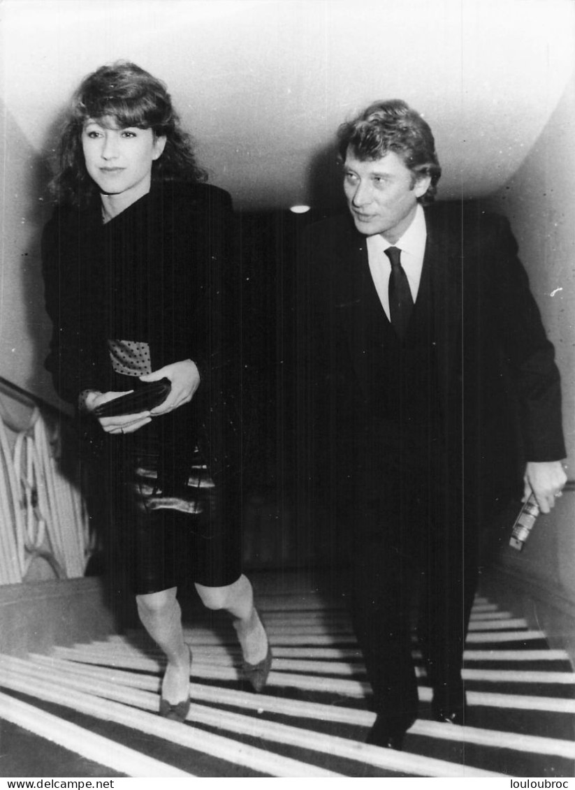 JOHNNY HALLYDAY 1983 AVEC NATHALIE BAYE PHOTO DE PRESSE  24X18CM - Famous People