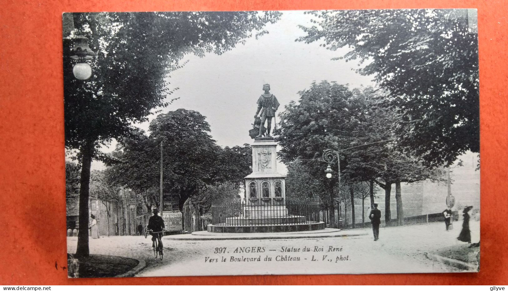 CPA (49) Angers. Statue Du Roi René Et L'église. Vers Le Boulevard  Animation.  (7A.n°052) - Angers