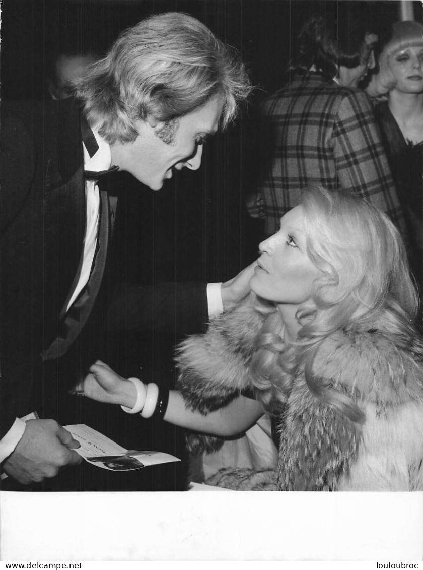 JOHNNY HALLYDAY 1974 AVEC UNE AMIE A LA PREMIERE DU NOUVEAU GRAND GUIGNOL  PHOTO DE PRESSE  24X18CM - Famous People