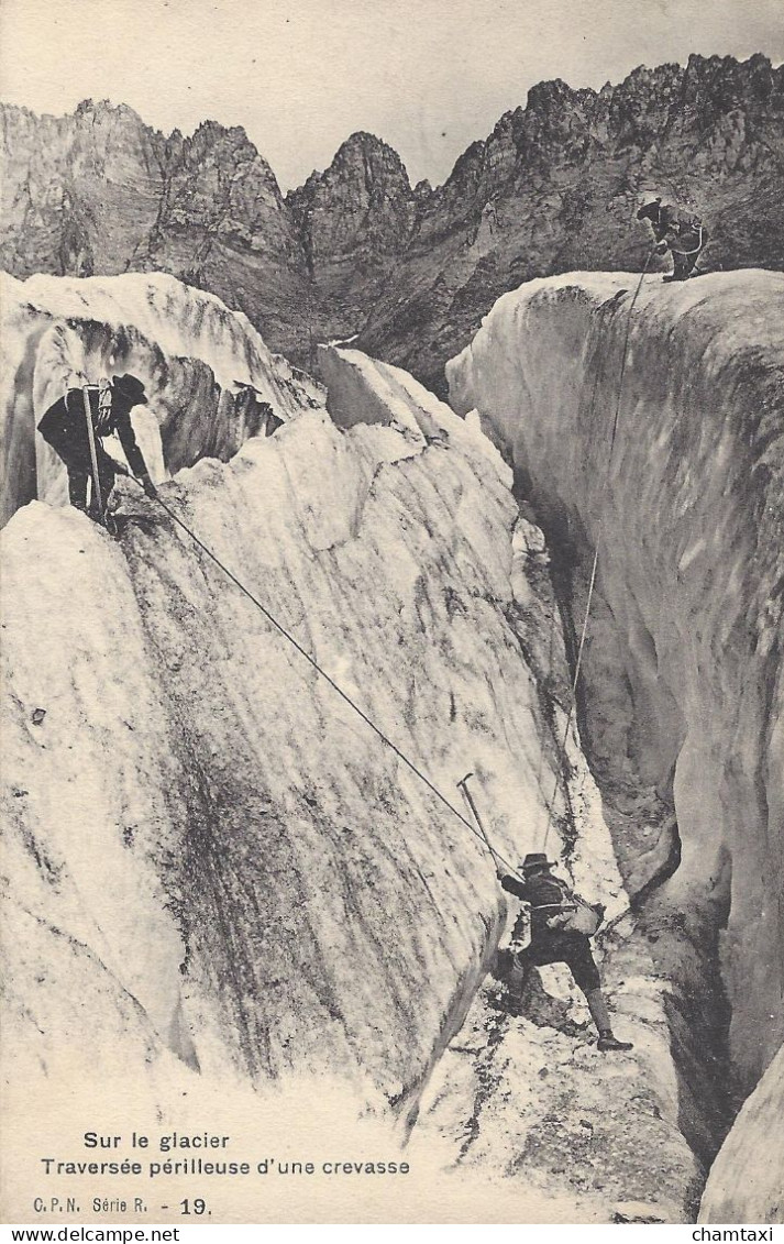 74 CHAMONIX MONT BLANC  ALPINISTE TRAVERSANT UNE CREVASSE DU GLACIER   Editeur CPN N° 19 - Chamonix-Mont-Blanc