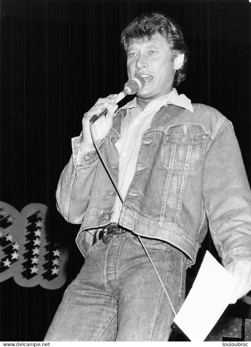 JOHNNY HALLYDAY 1983 AU THEATRE MONTPARNASSE PHOTO DE PRESSE  24X18CM - Famous People