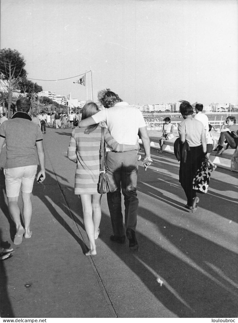 JOHNNY HALLYDAY 1968 A CANNES AVEC SYLVIE VARTAN  PHOTO DE PRESSE  24X18CM - Beroemde Personen