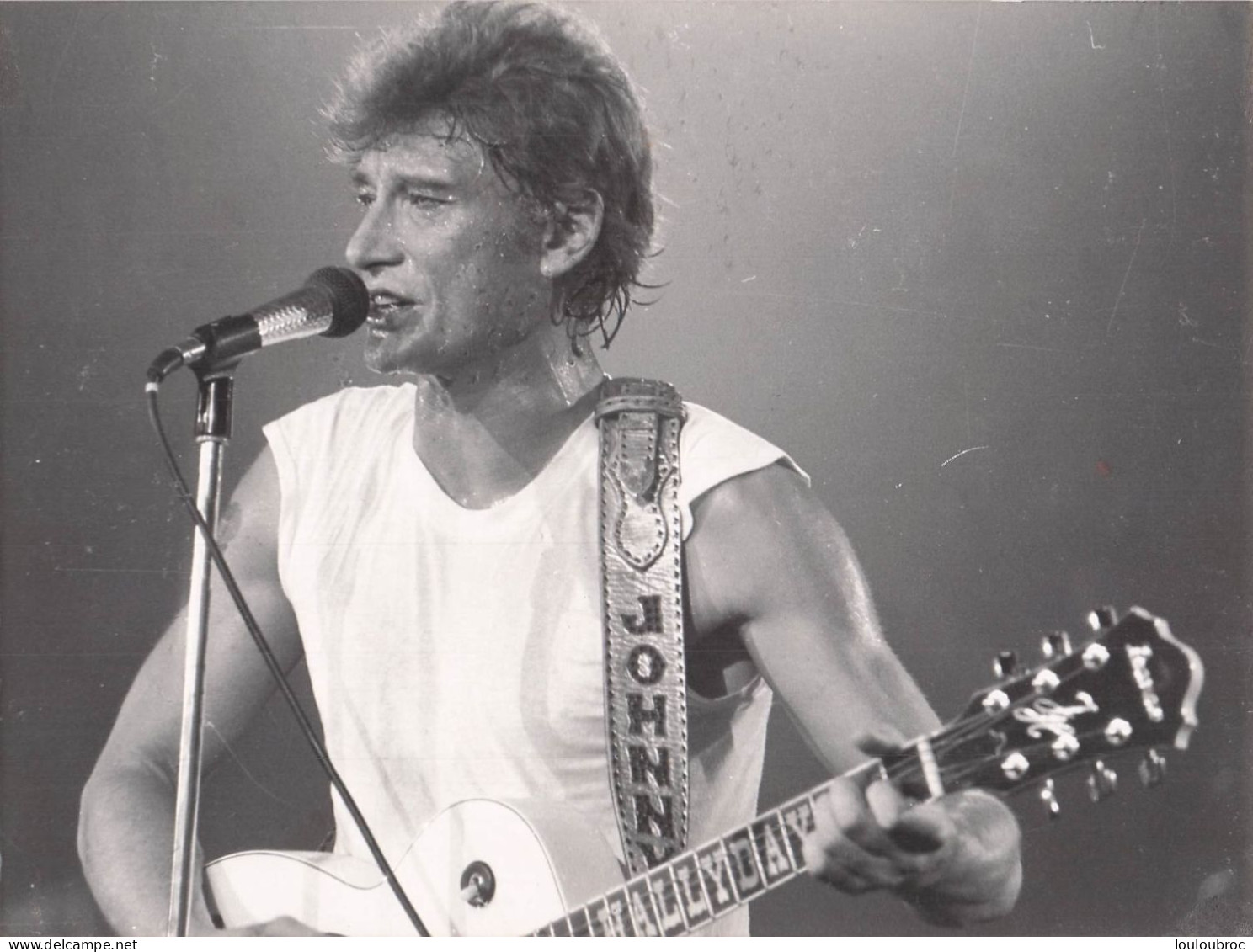 JOHNNY HALLYDAY SUR SCENE  PHOTO DE PRESSE  24X18CM - Célébrités