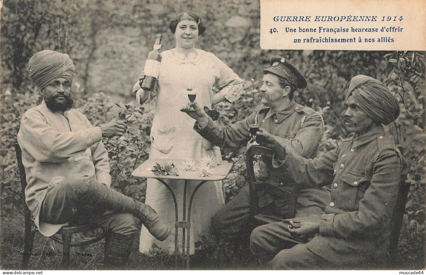 GUERRE EUROPEENNE 1914 UNE BONNE FRANCAISE HEUREUSE D'OFFRIR UN RAFRAICHISSEMENT A NOS ALLIES - War 1914-18