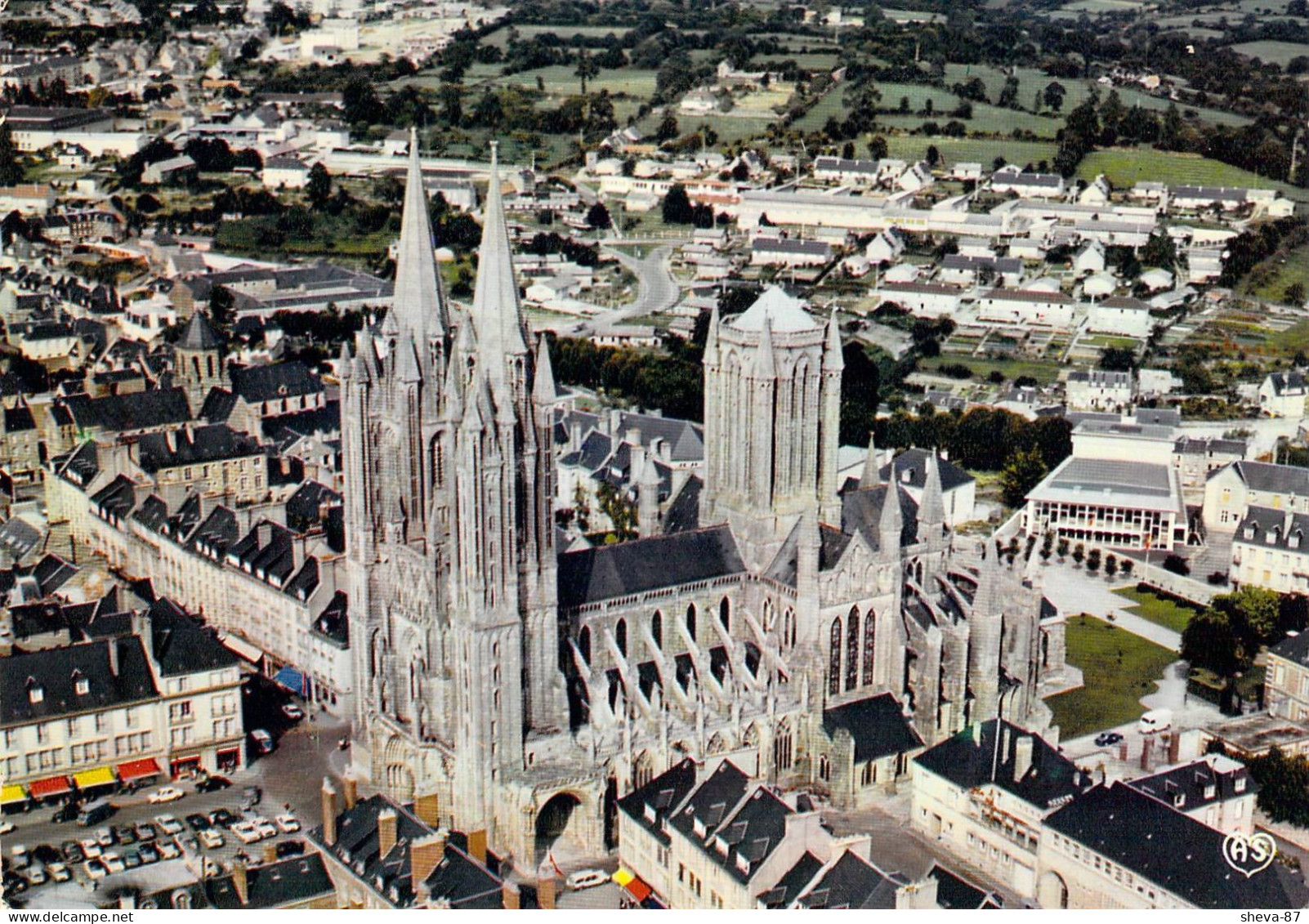 50 - Coutances - La Cathédrale Notre Dame - A Gauche, L'église Saint Nicolas - Coutances