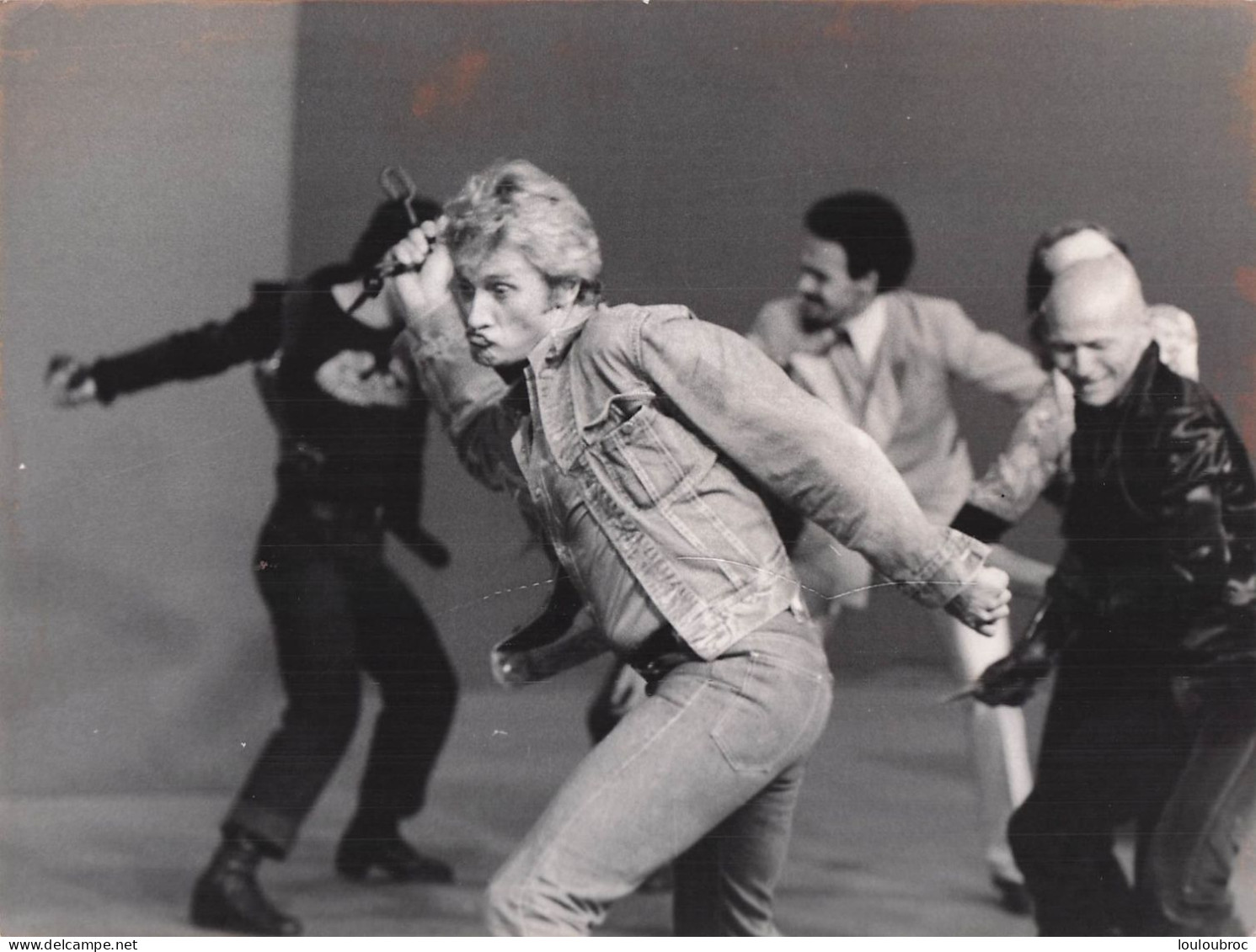 JOHNNY HALLYDAY 1975 DANS SA PERIODE BLOUSON NOIR AUX BUTTES CHAUMONT PHOTO DE PRESSE  24X18CM - Famous People