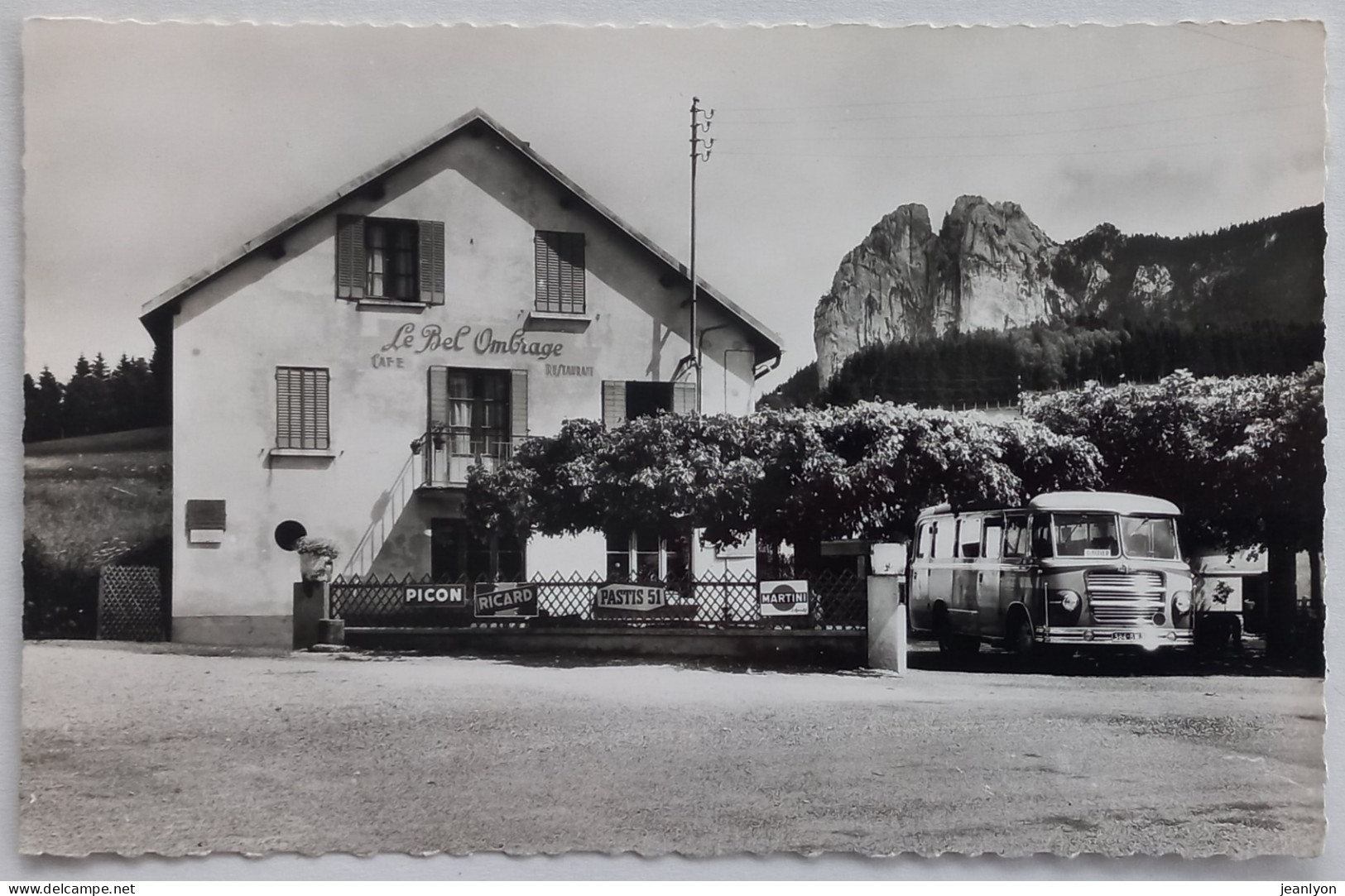 SAINT NIZIER MOUCHEROTTE (38 Isère) - Hotel Bel Ombrage Et Pucelles - Autocar Stationné - Publicité Martini Ricard Picon - Sonstige & Ohne Zuordnung