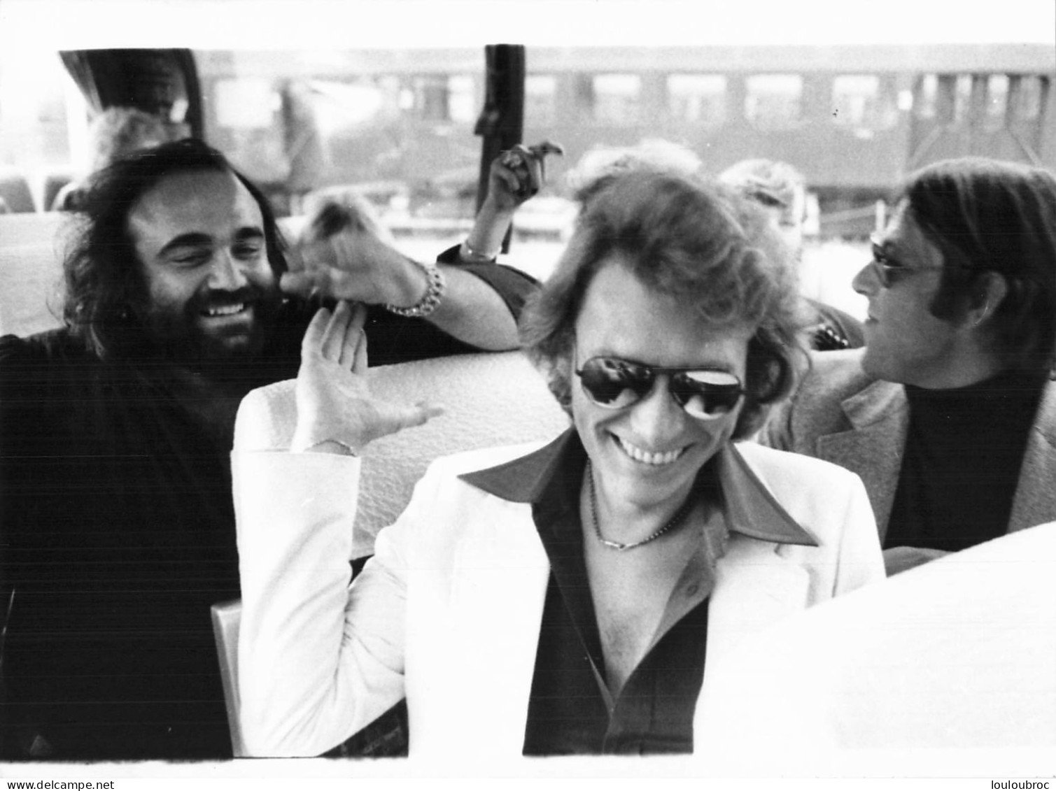 JOHNNY HALLYDAY 1978 AVEC DEMIS ROUSSOS  AU CLOS VOUGEOT A BEAUNE PHOTO DE PRESSE  24X18CM - Célébrités