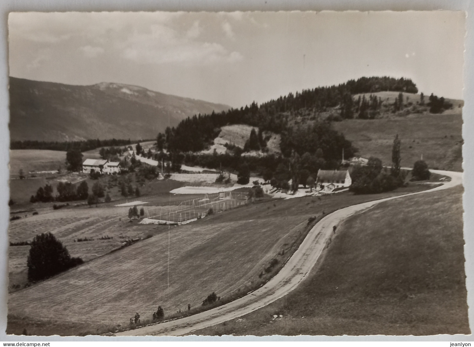 SAINT NIZIER DU MOUCHEROTTE (38 Isère) - Hotel De La Tour Et Terrain De Jeux Dominés Par Plateau De Sornin - Autres & Non Classés