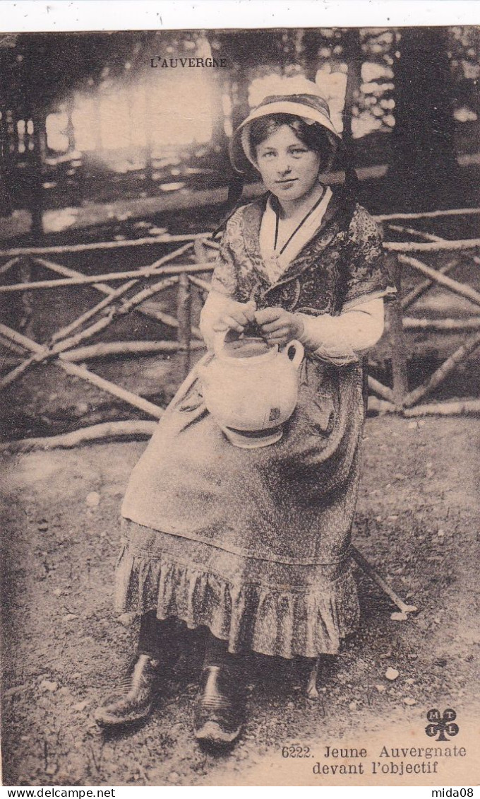 AUVERGNE . Jeune Auvergnate Devant L'objectif . Personnages . Costumes . Folklore - Auvergne