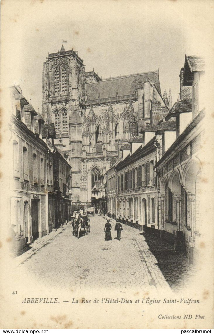 ABBEVILLE - LA RUE DE L'HOTEL DIEU ET L'EGLISE SAINT VULFRAN - Abbeville