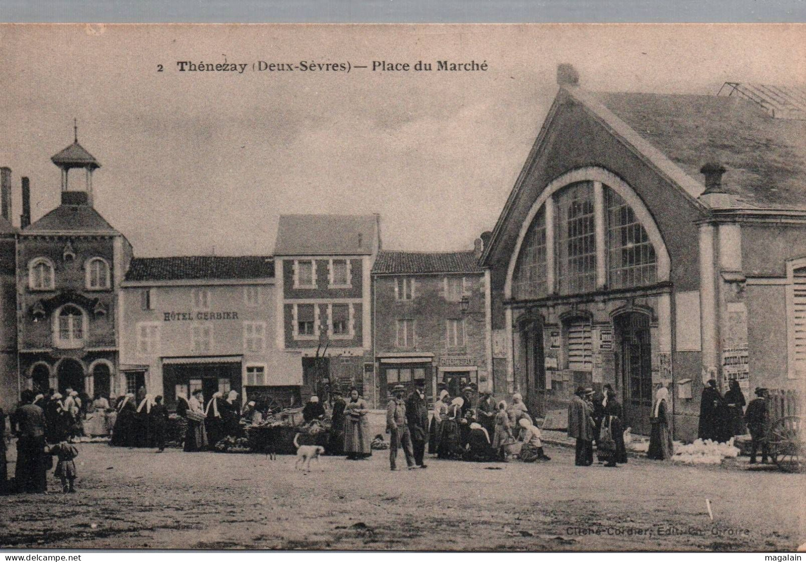 Thénezay : La Place Du Marché - Thenezay