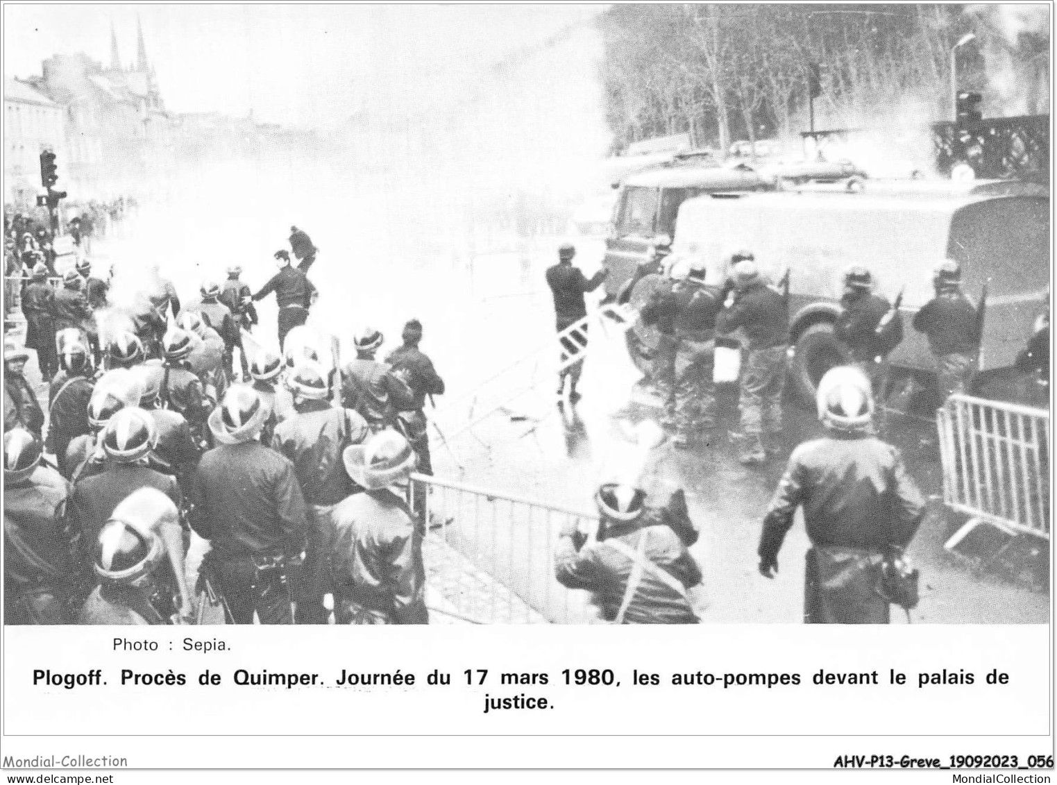AHVP13-1142 - GREVE - Plogoff - Procès De Quimper - 17 Mars 1980 - Les Auto-pompes Devant Le Palais De Justice  - Sciopero