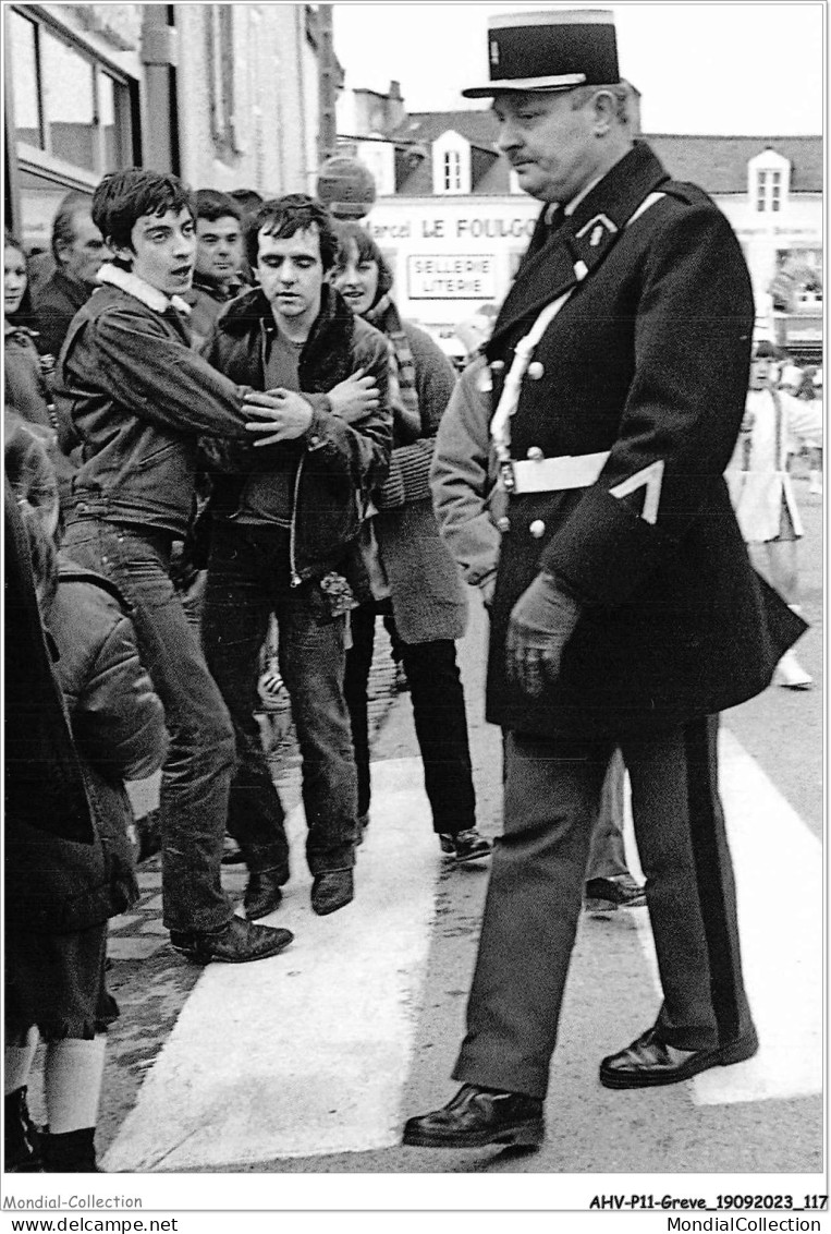 AHVP11-0998 - GREVE - Locminé - Mi-carêmes Des Années 1980 - Dose Dépassée  - Strikes