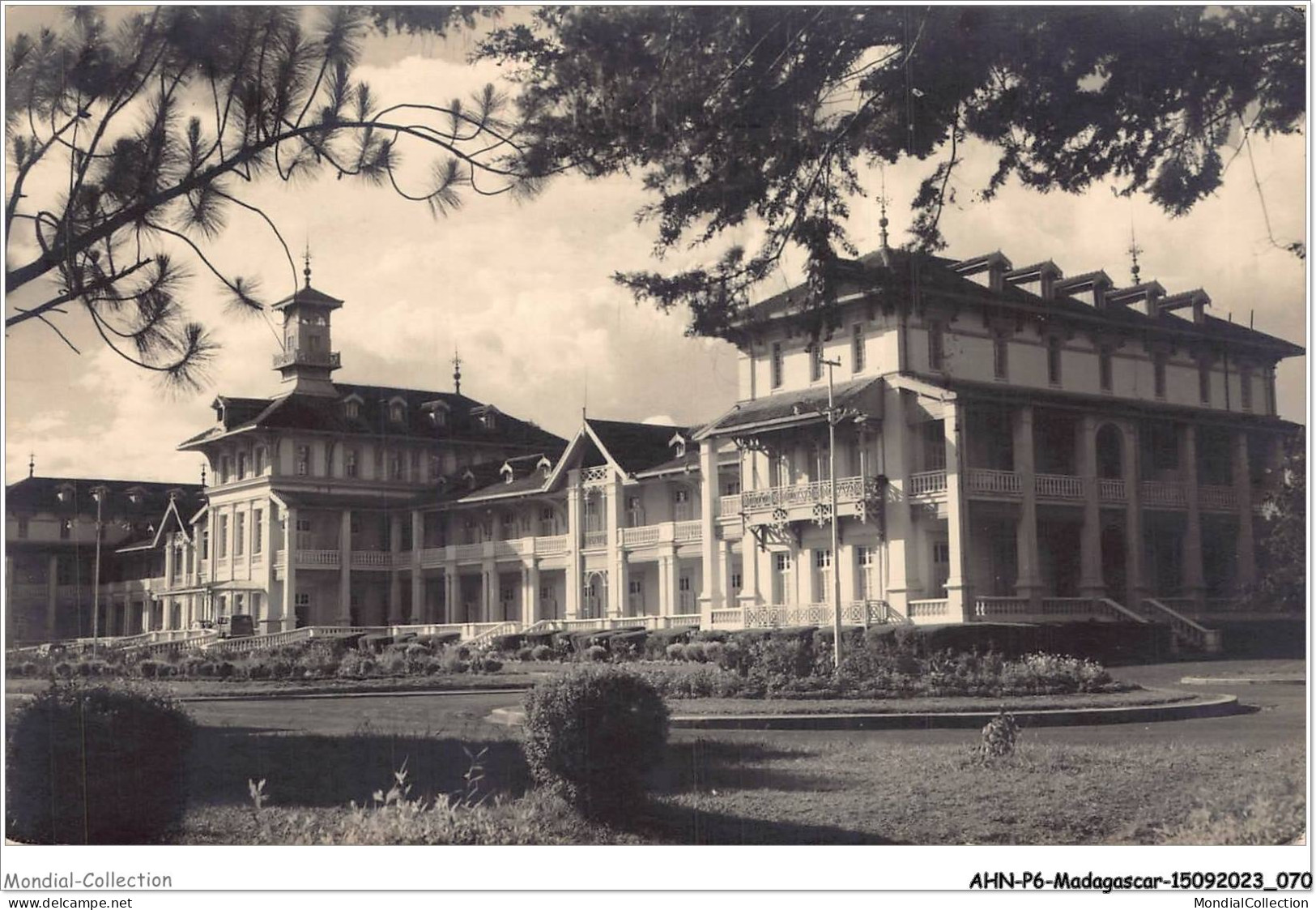 AHNP6-0661 - AFRIQUE - MADAGASCAR - Antsirabe - Hotel Des Thermes - Vue Générale - Madagascar