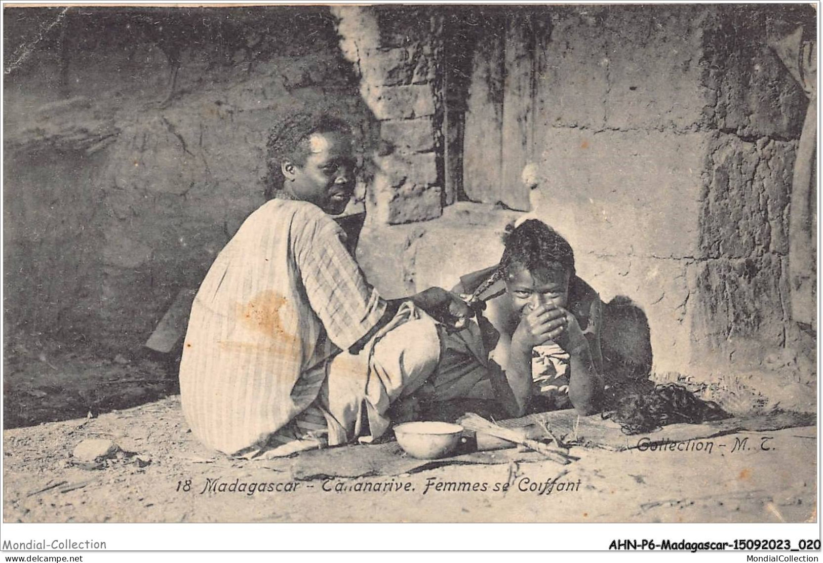AHNP6-0636 - AFRIQUE - MADAGASCAR - TANANARIVE - Femmes Se Coiffant  - Madagascar