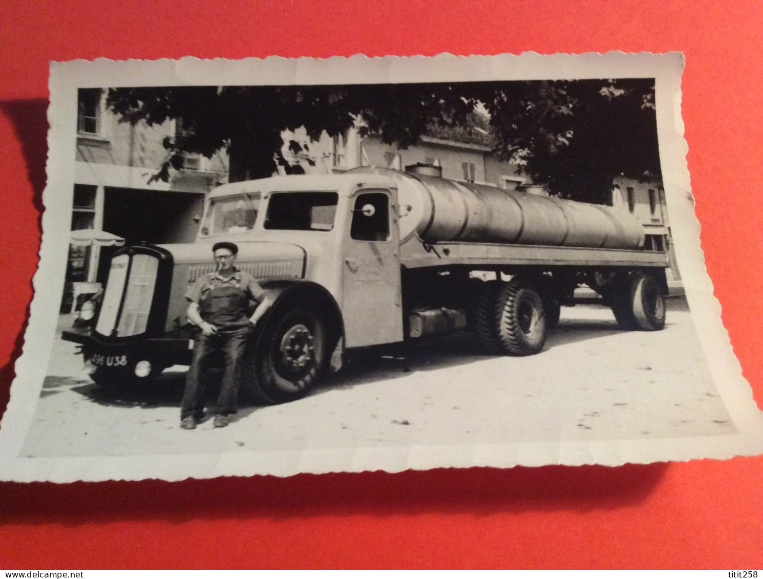 Photo 8 X 12 . CAMION CITERNE LIVRAISON VIN ET SON CHAUFFEUR . SAURER / BERLIET ??? . 38 Isére - Cars