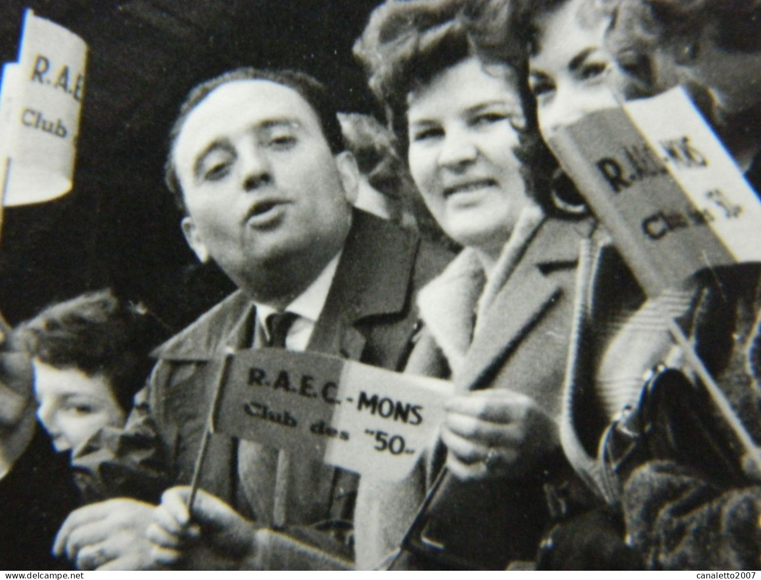 MONS+FOOTBALL: TRES RARE PHOTO 10,5 X14,5 DES SUPPORTERS  DU RAEC MONS CLUB DES 50 --ANNEE 1960 -PHOTO LEMOINE - Mons