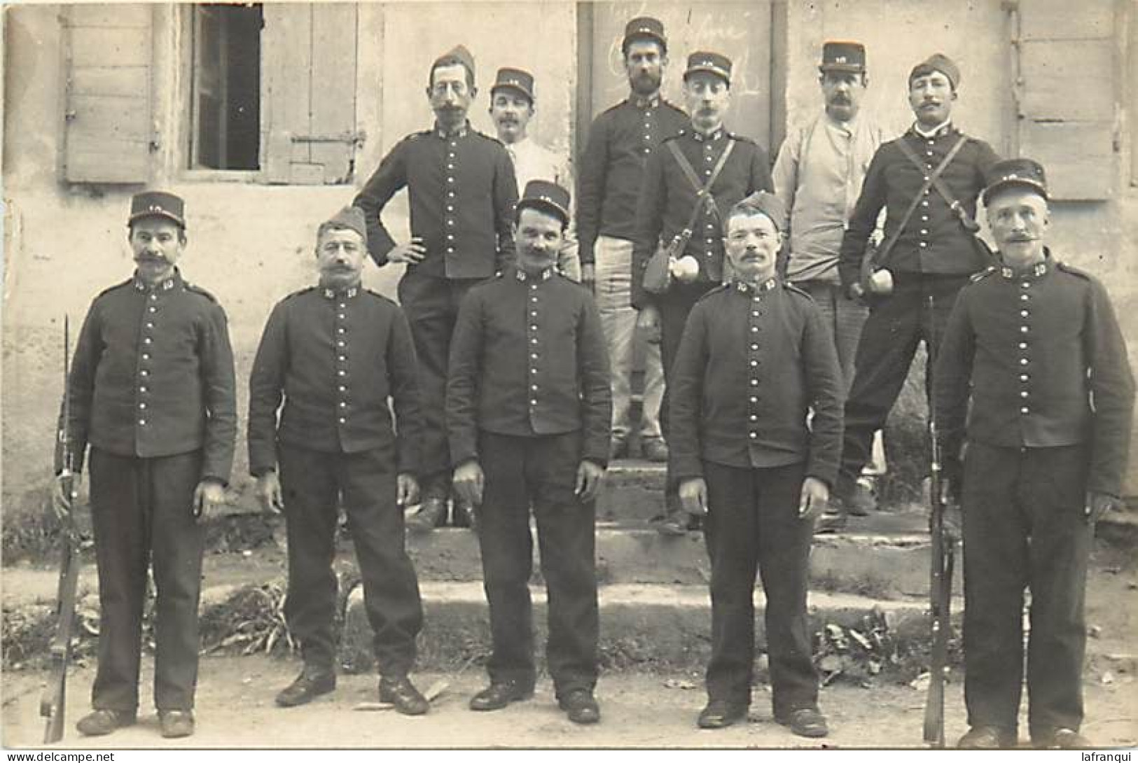 Militaires- Ref E142- Carte Photo -guerre 1914-18- Militaires - No 10 Sur Cols Et Kepis - Regiments - Regiment -meyzieu- - War 1914-18