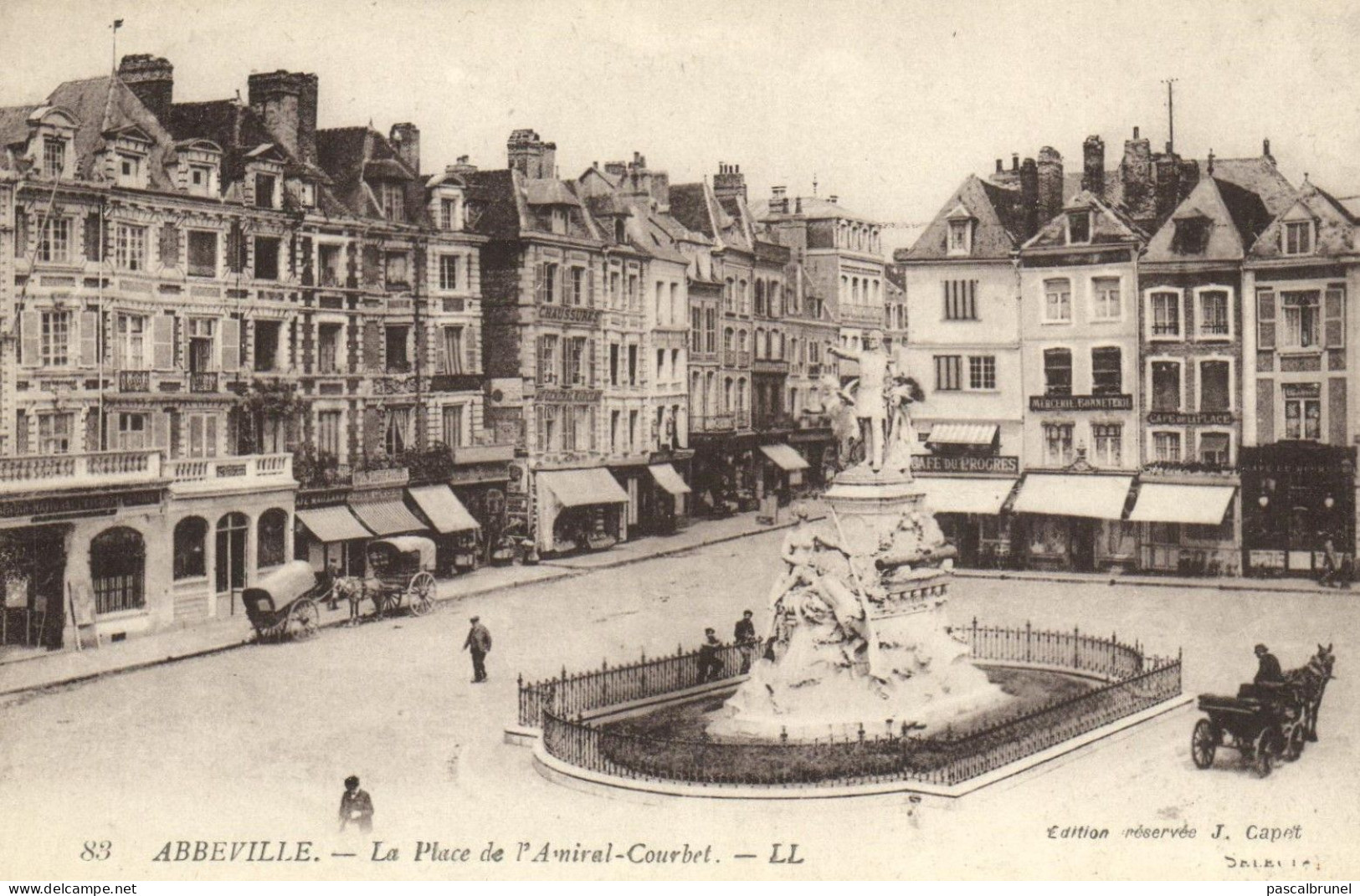 ABBEVILLE - LA PLACE DE L'AMIRAL COURBET - Abbeville