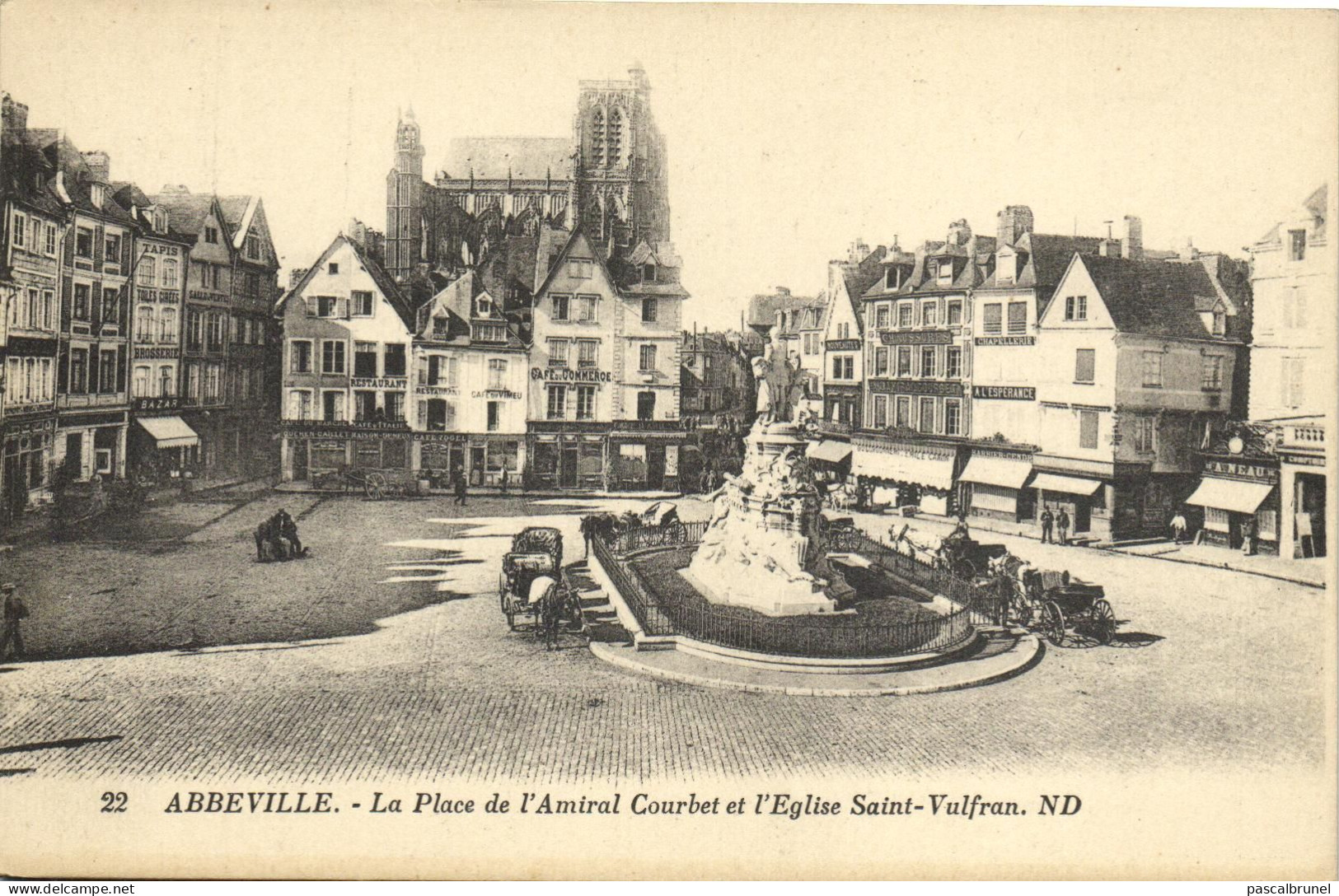 ABBEVILLE - LA PLACE DE L'AMIRAL COURBET ET L'EGLISE SAINT VULFRAN - Abbeville