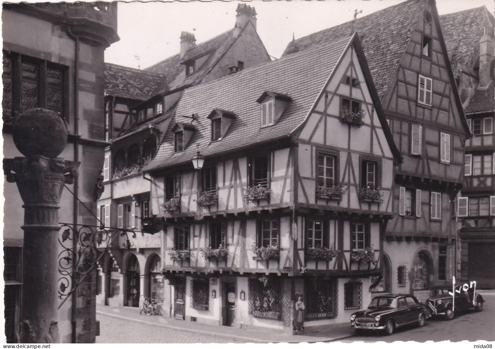 68. COLMAR . Vieilles Maisons De La Grande Rue . Voitures Anciennes . TRACTION Et PEUGEOT 403 - Colmar