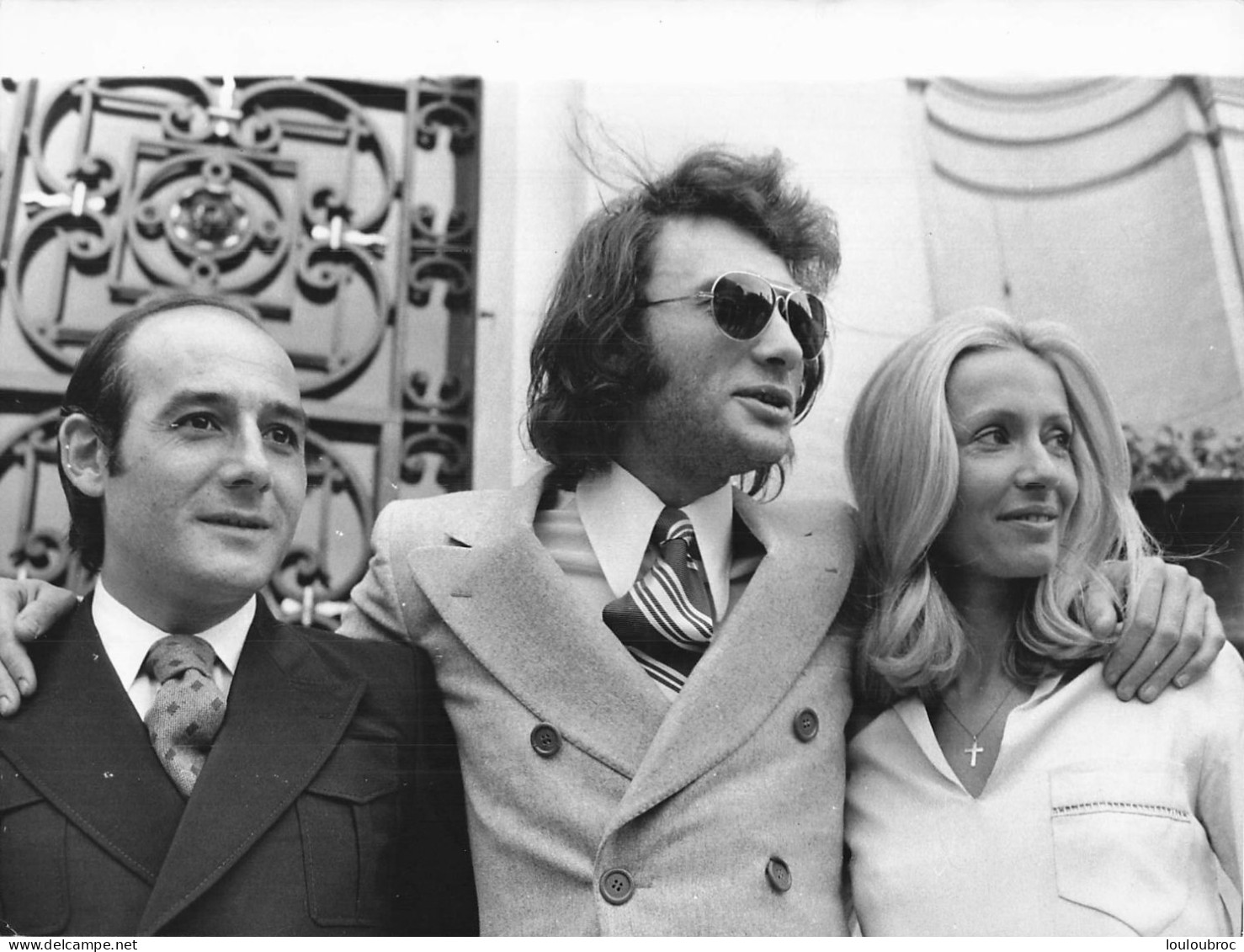 JOHNNY HALLYDAY 1972 A  NEUILLY AU MARIAGE DE JEAN PIERRE BLOCH AVEC LA DESCENDANTE DE SURCOUF PHOTO DE PRESSE  24X18CM - Beroemde Personen